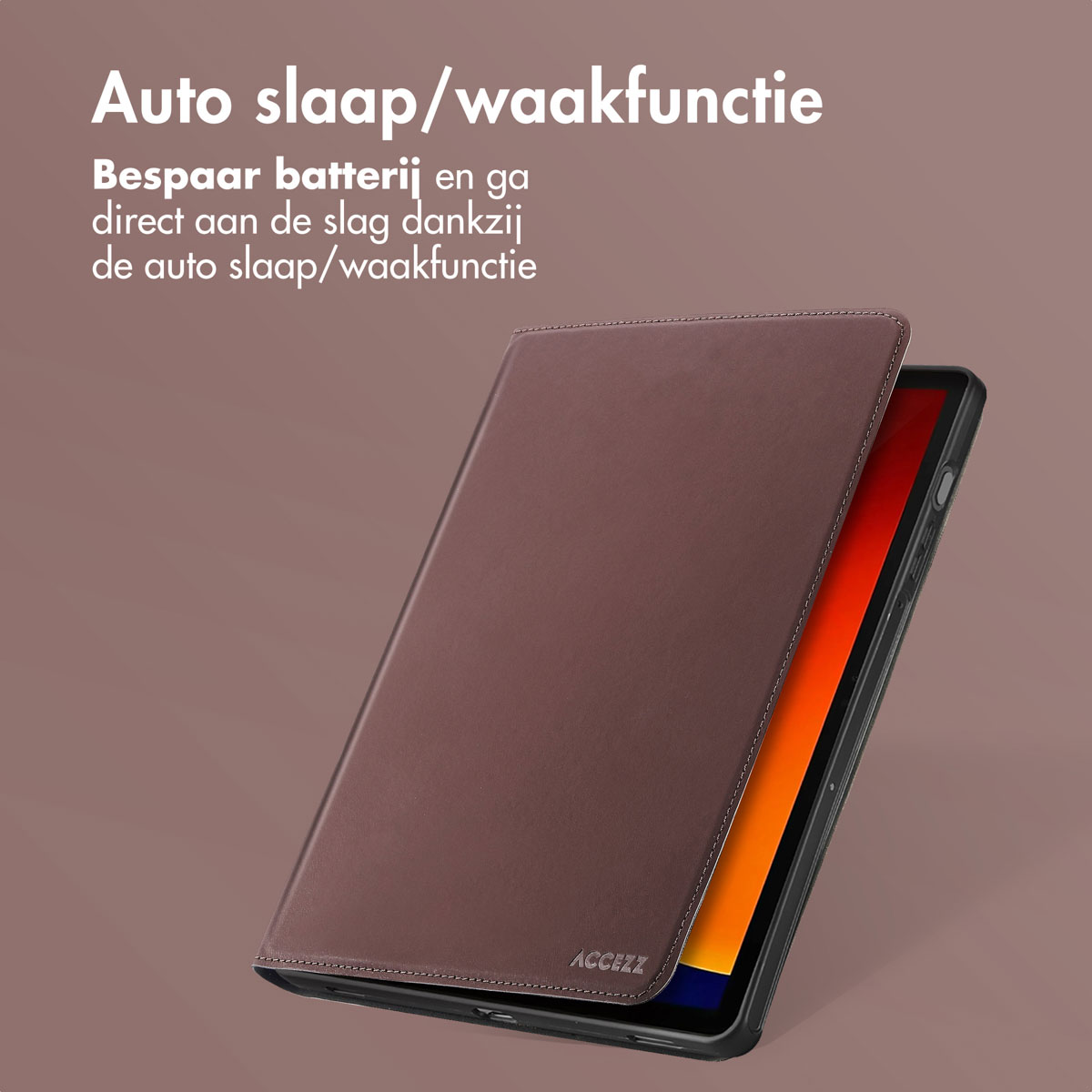 Étui de tablette en cuir marron ouvert, révélant l'écran de la tablette. Fond marron avec texte.