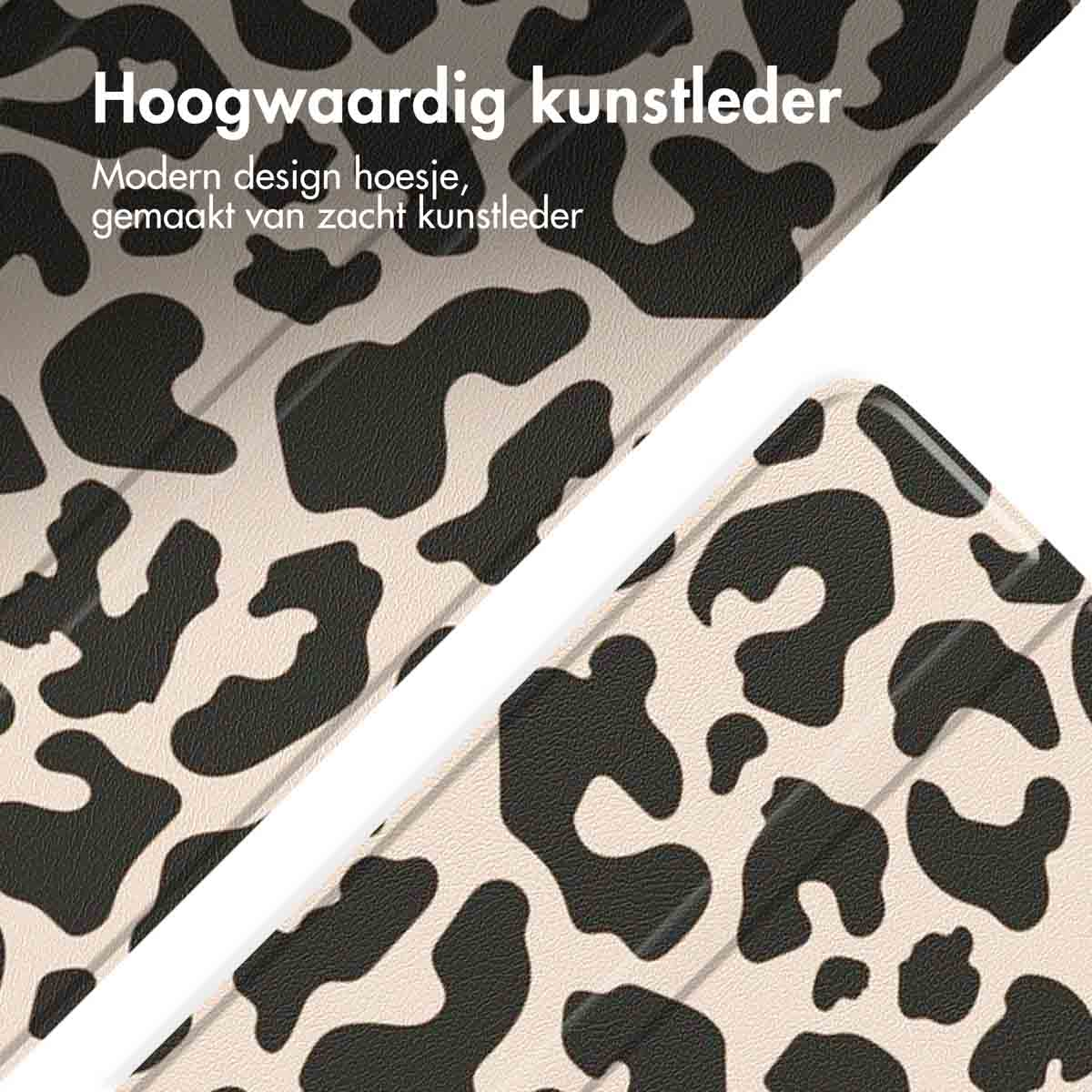 Close-up van tablethoes met koeienpatroon. Witte achtergrond.
