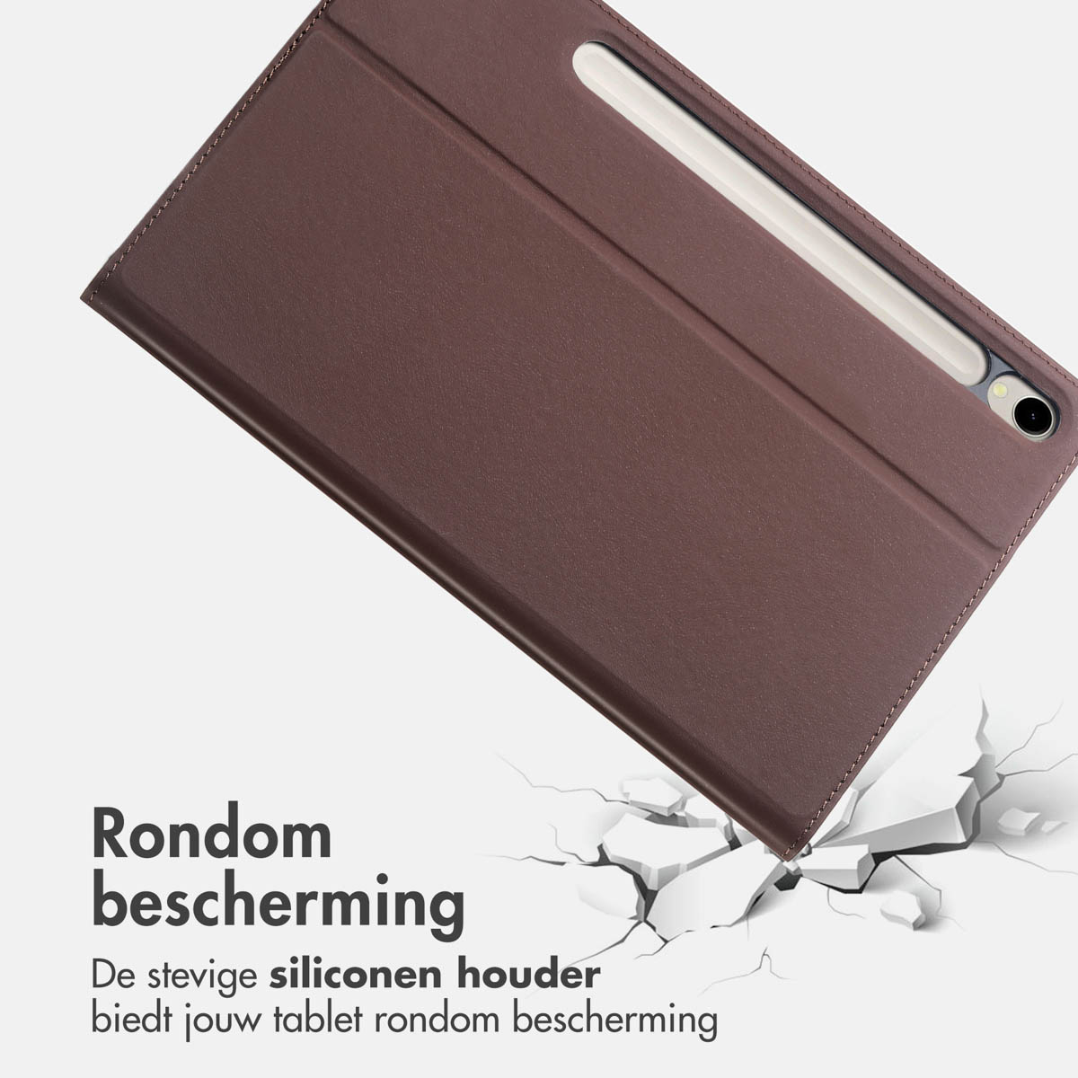 Un étui de tablette marron et un stylo blanc sont présentés avec une fissure sur le sol. Le texte dit "Rondom bescherming".