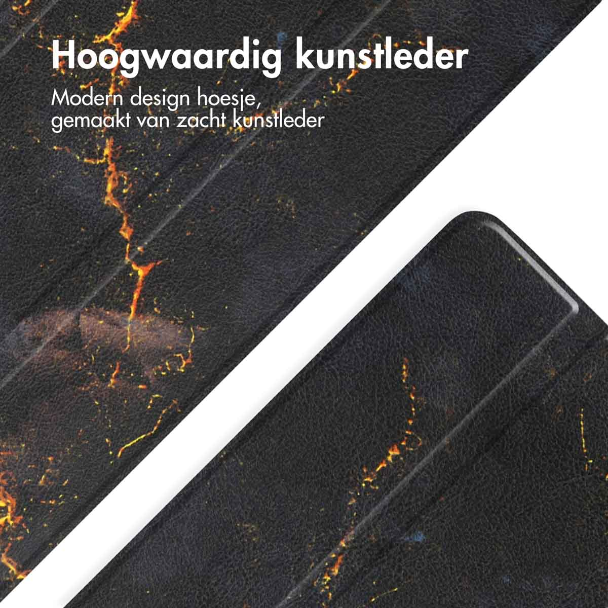 Een close-up van een zwarte tablethoes met marmertextuur. De tekst luidt "Hoogwaardig kunstleer".