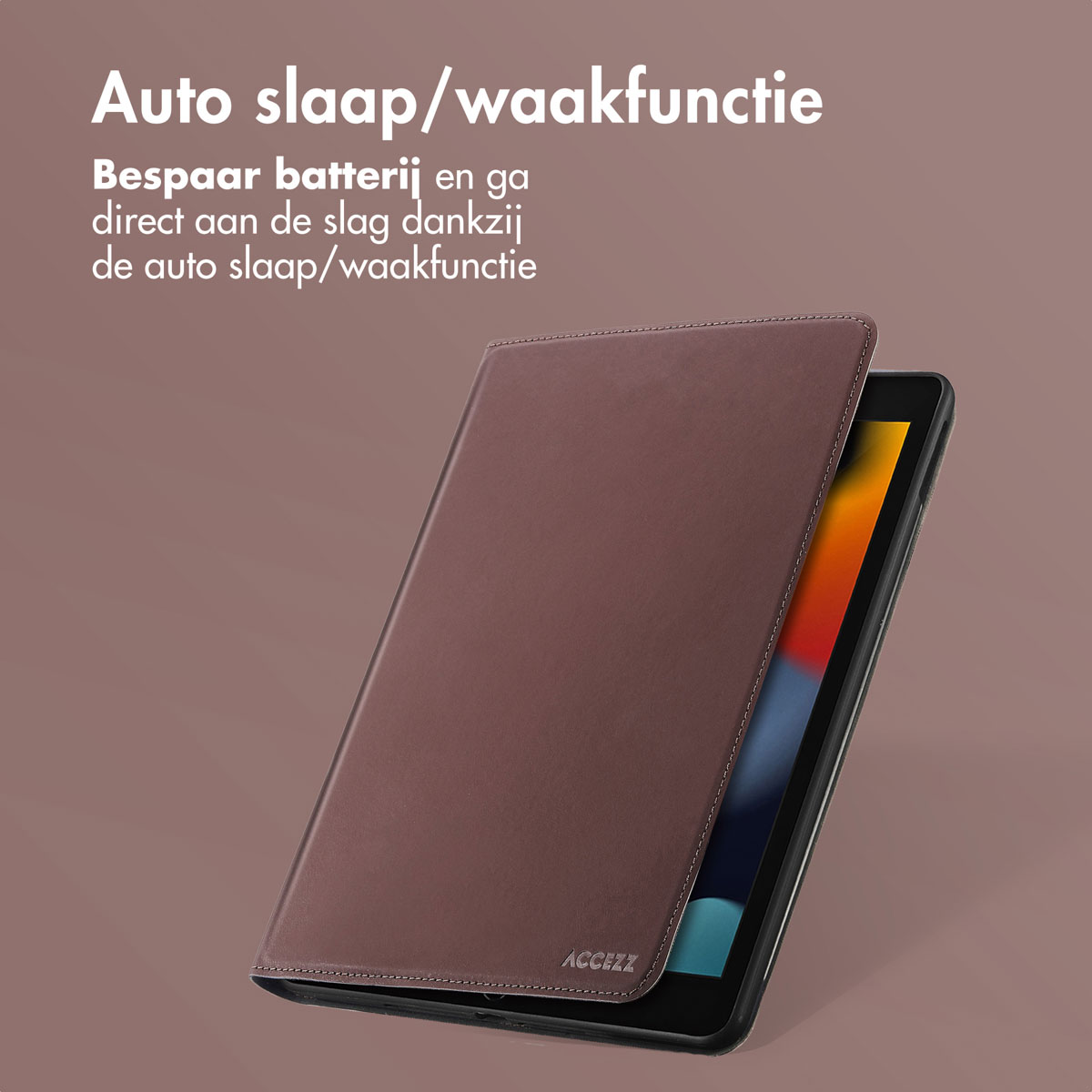 Tablethoes met automatische slaap/waakfunctie, gesloten, bruin. Achtergrond is bruin.