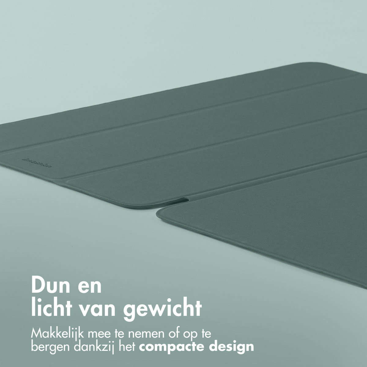Een groene tablethoes opgevouwen, met een dun en lichtgewicht design.