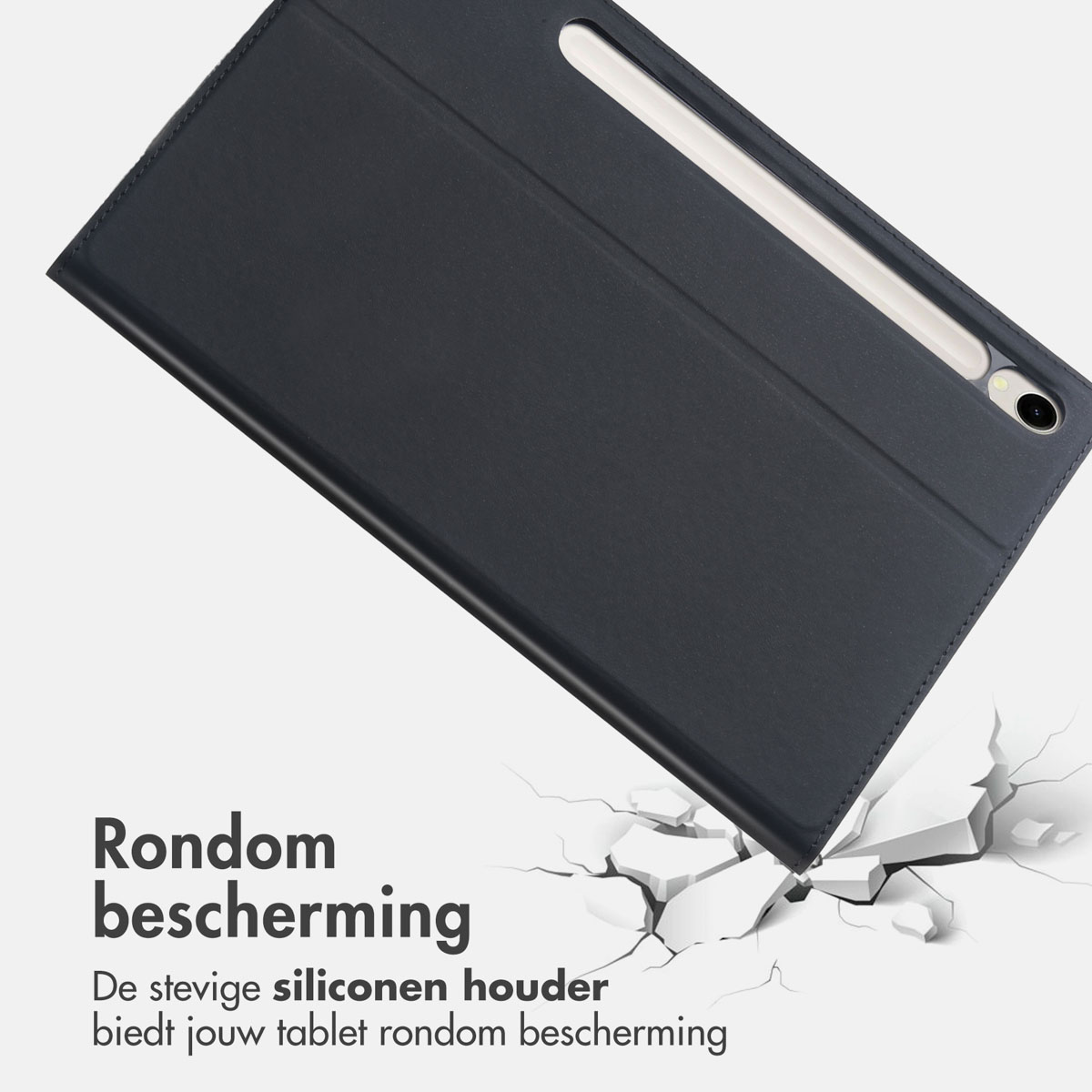 Donkerblauwe tablethoes met witte gebarsten grond. Tekst: Rondom bescherming. Stevige siliconen houder beschermt je tablet.