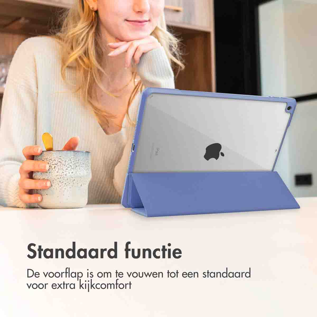 Une femme avec une tablette. La tablette est dans un étui bleu clair. Le texte est en néerlandais.