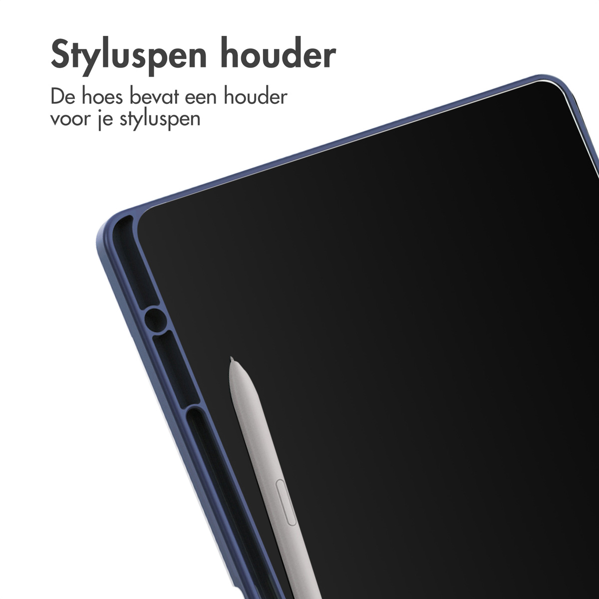 Donkerblauwe tablethoes met stylusgleuf, stylus geplaatst. Tekst: Stylushouder. De hoes heeft een houder.