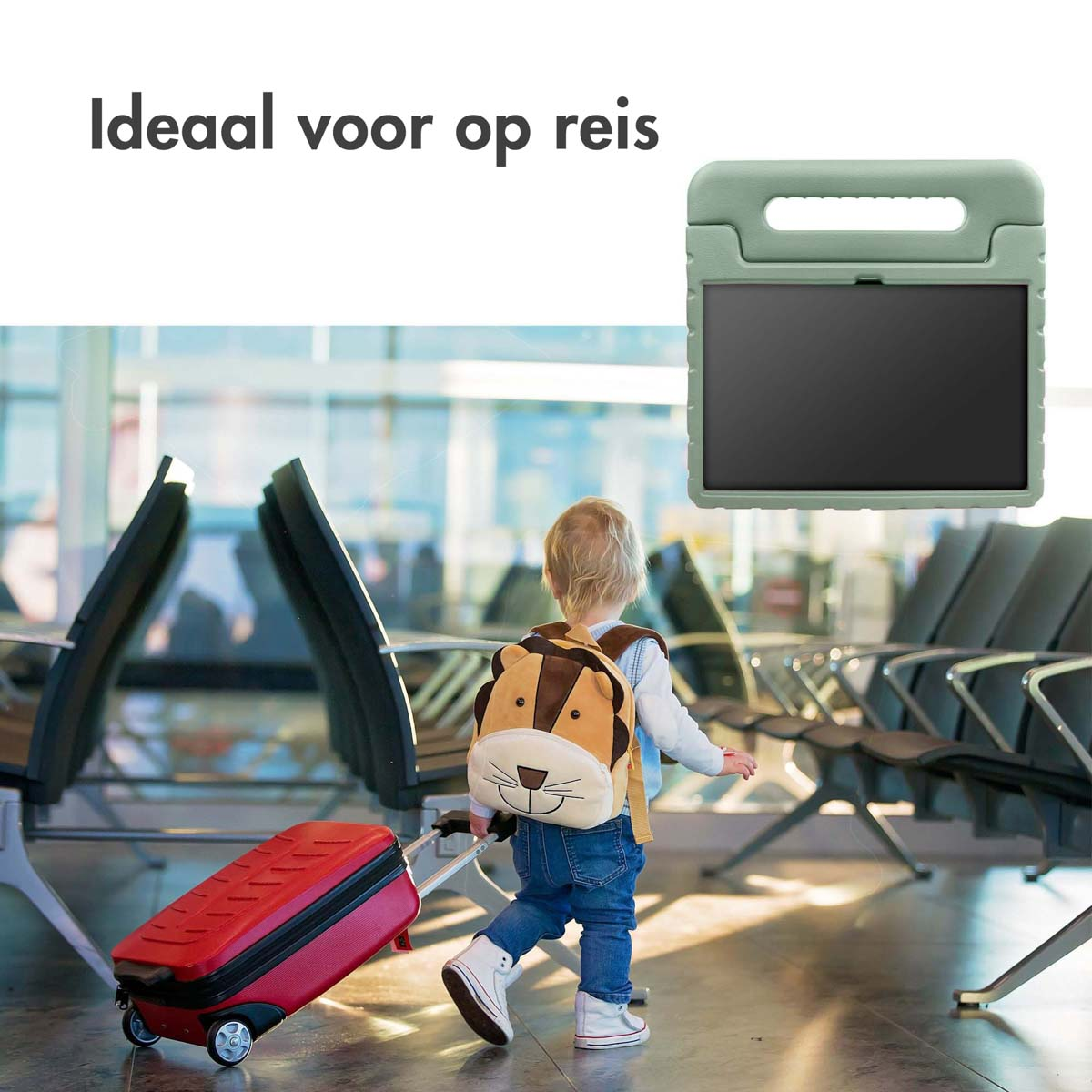 Een kind met een leeuwenrugzak trekt een rode koffer op een luchthaven, een tablethoes in de hoek.