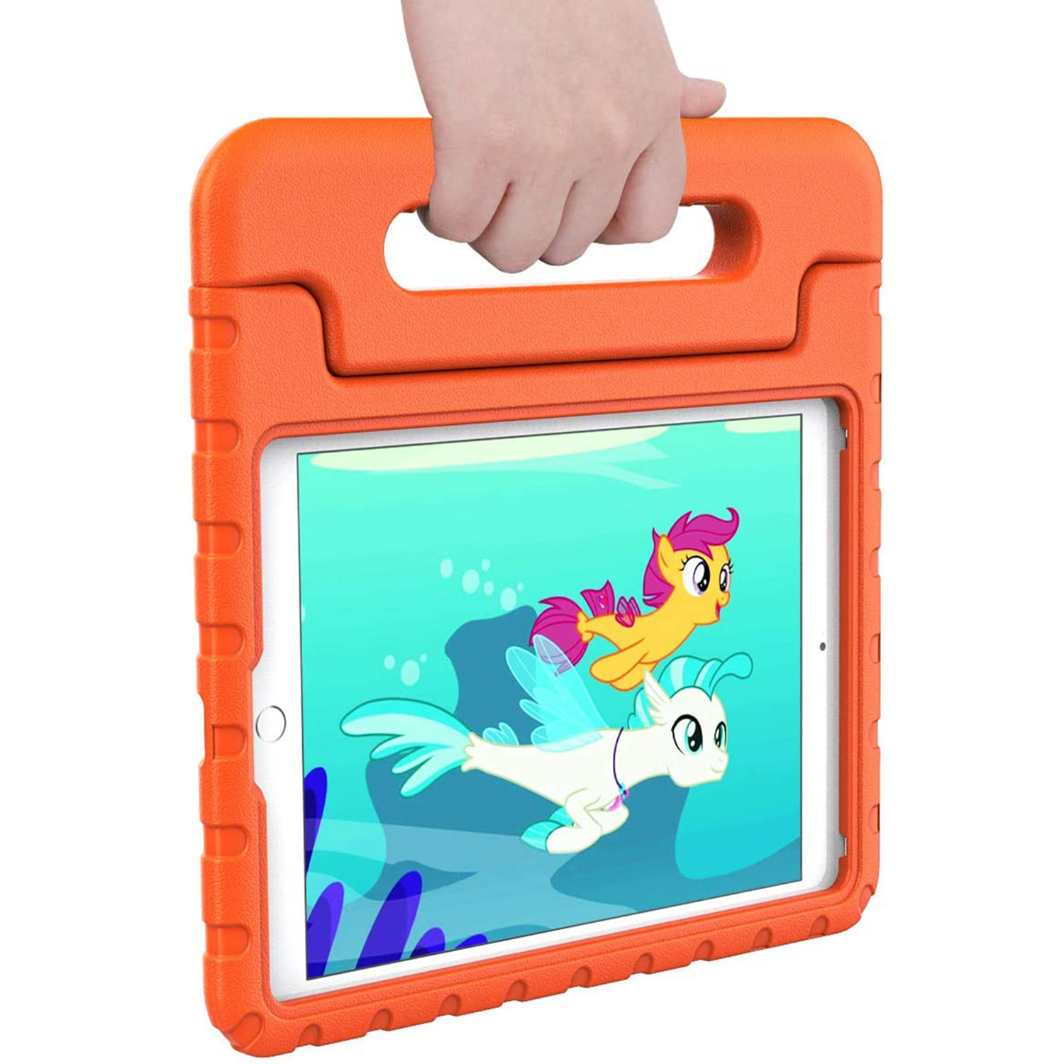 Een hand die een oranje tablethoes vasthoudt. Het scherm toont cartoonfiguren in een aquatische scène.
