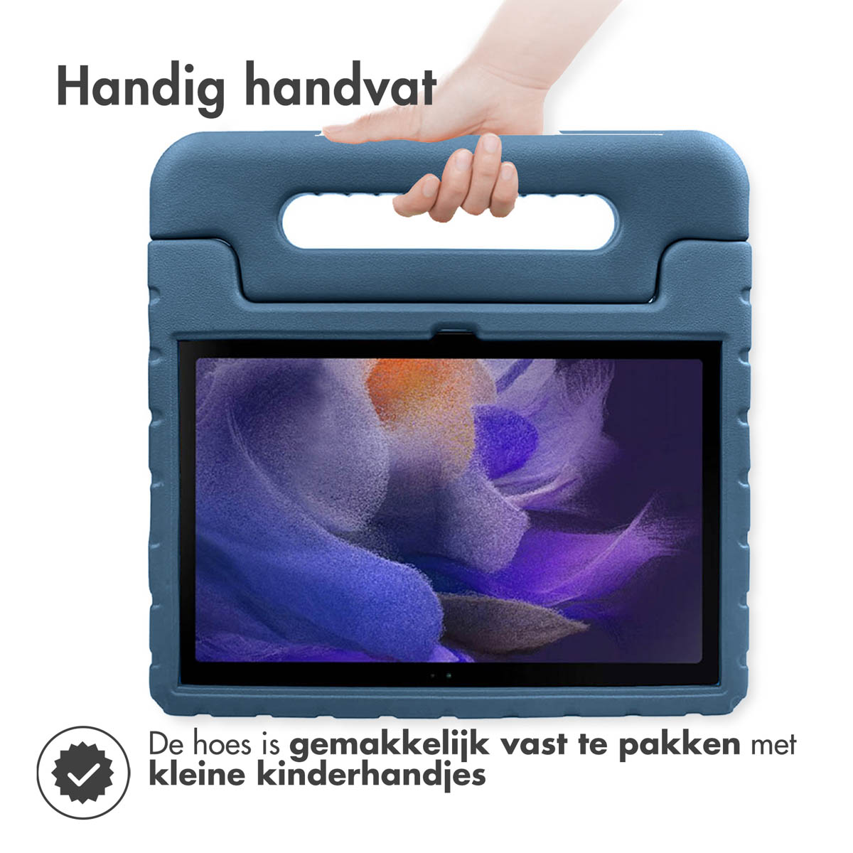 Een kinderhand die een blauwe tablethoes met een handvat vasthoudt. De tablet heeft een kleurrijk scherm.