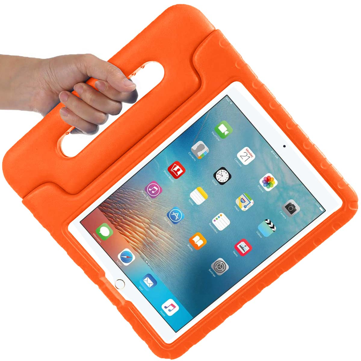Een hand die een oranje tablethoes met een tablet erin vasthoudt.