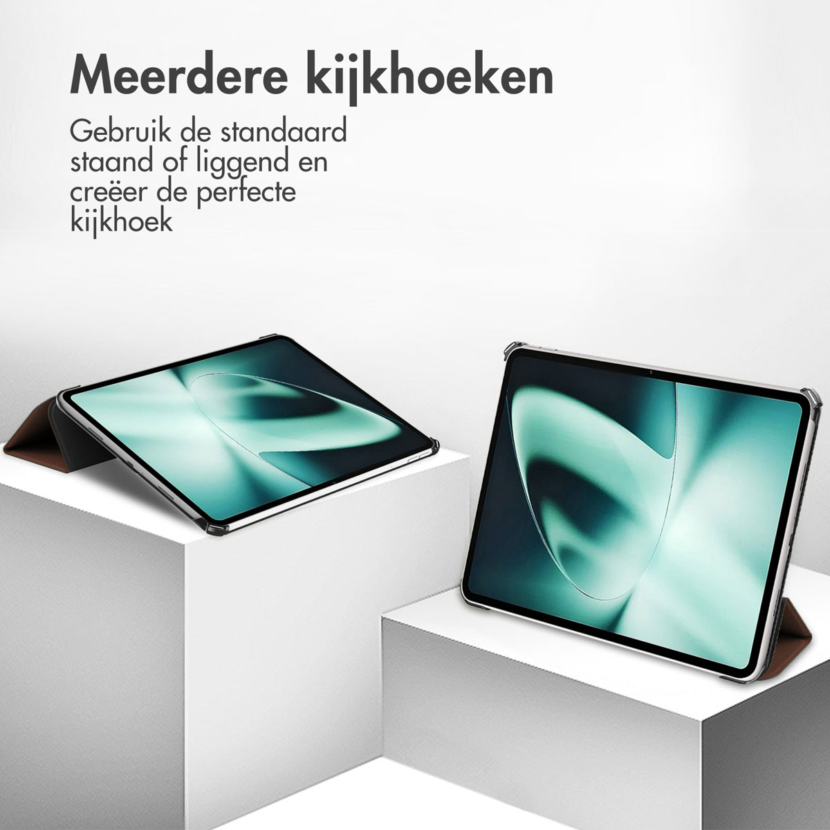 Deux tablettes sur des plateformes blanches. Les tablettes sont noires avec un support. Le texte en haut dit "Meerdere kijkhoeken".