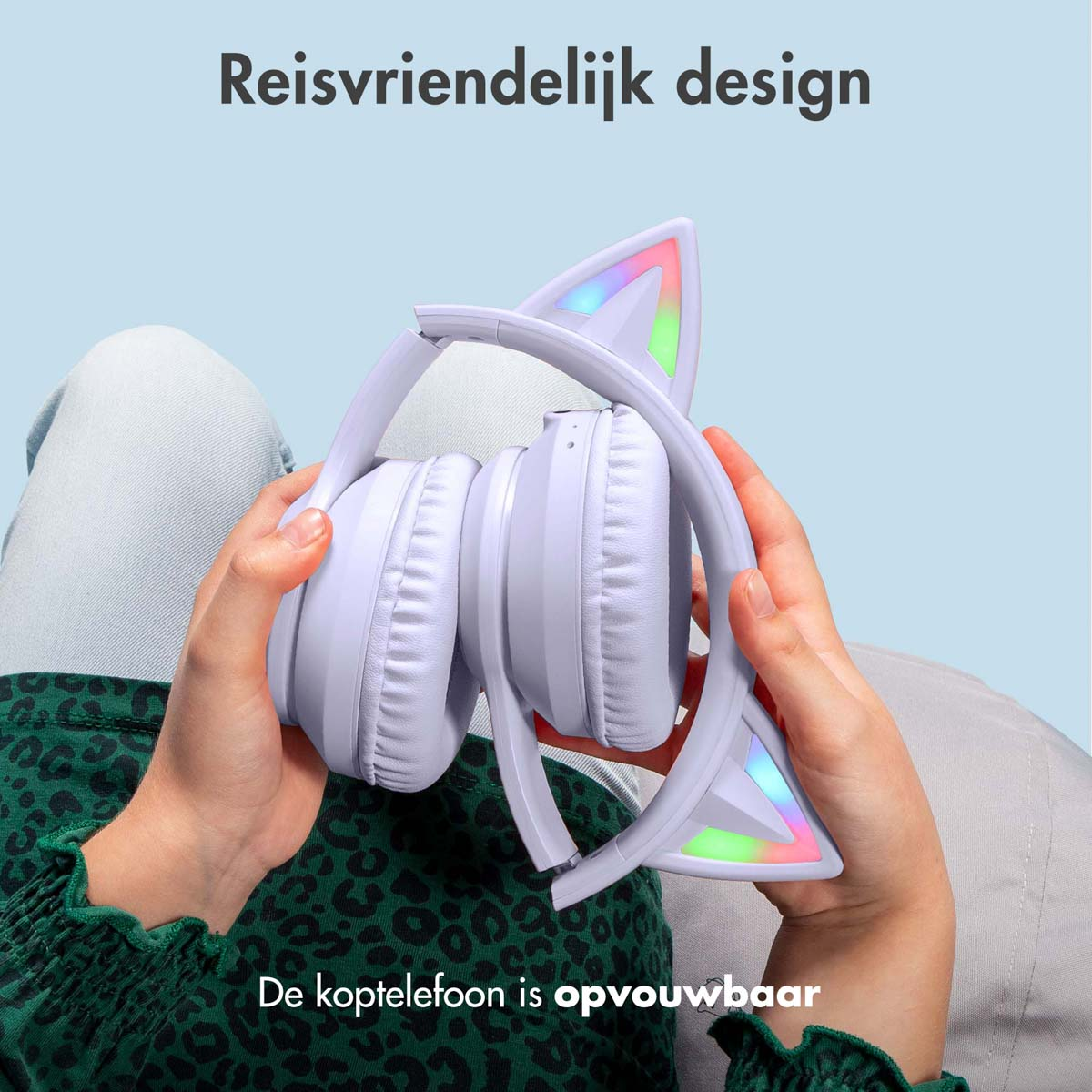 Een persoon die een witte koptelefoon met kattenoren vasthoudt. De koptelefoon is opgevouwen. De achtergrond is lichtblauw.