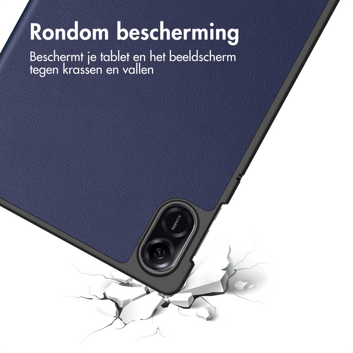 Un étui pour tablette bleu foncé tombe et brise un sol blanc.
