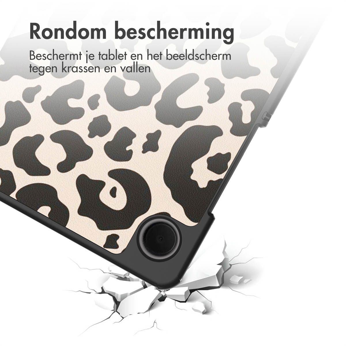 Leopardprint tablethoes valt op gebroken witte ondergrond.