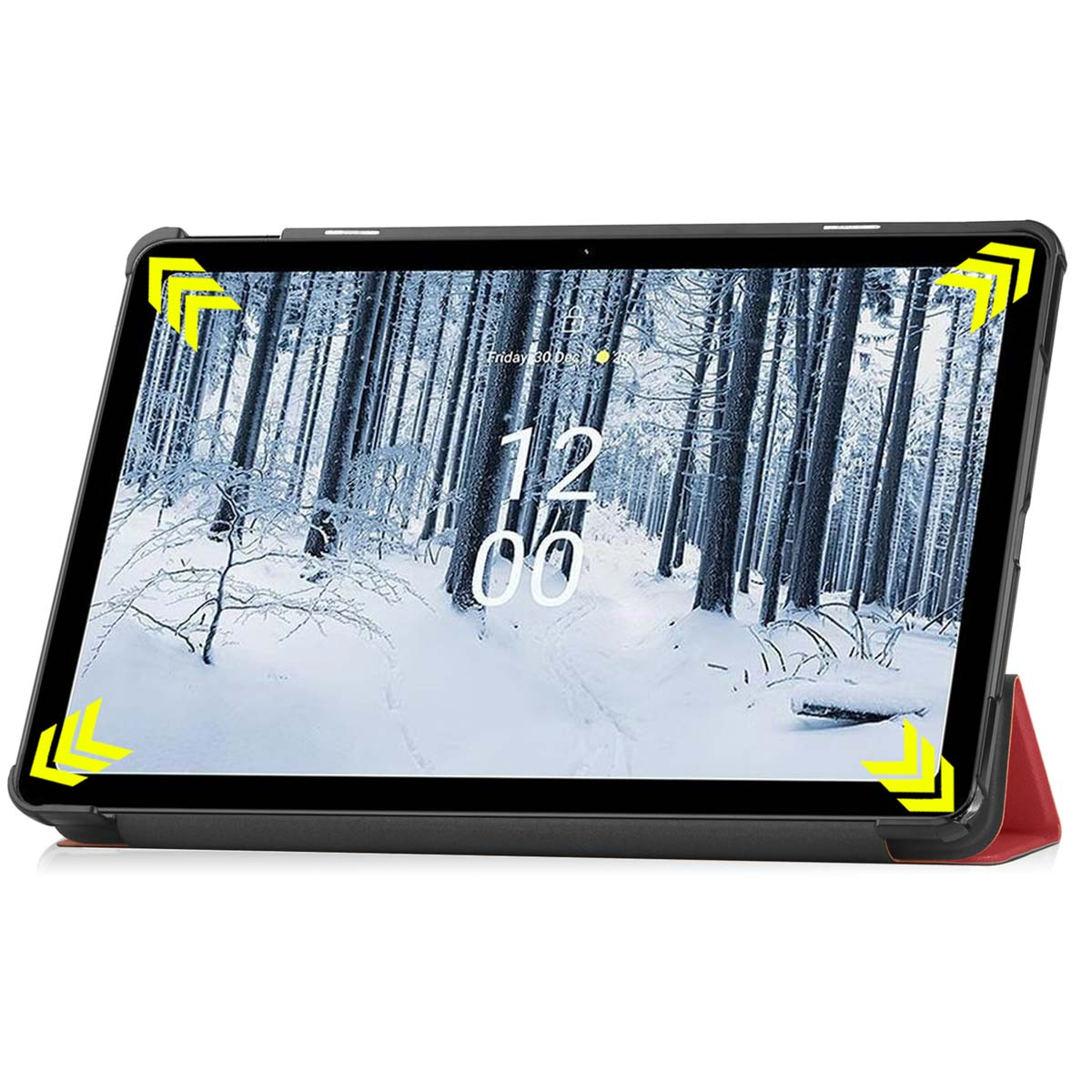 Een tablet zit in een hoesje. Het scherm toont een besneeuwde bosscène met de tijd weergegeven. De hoes is rood.