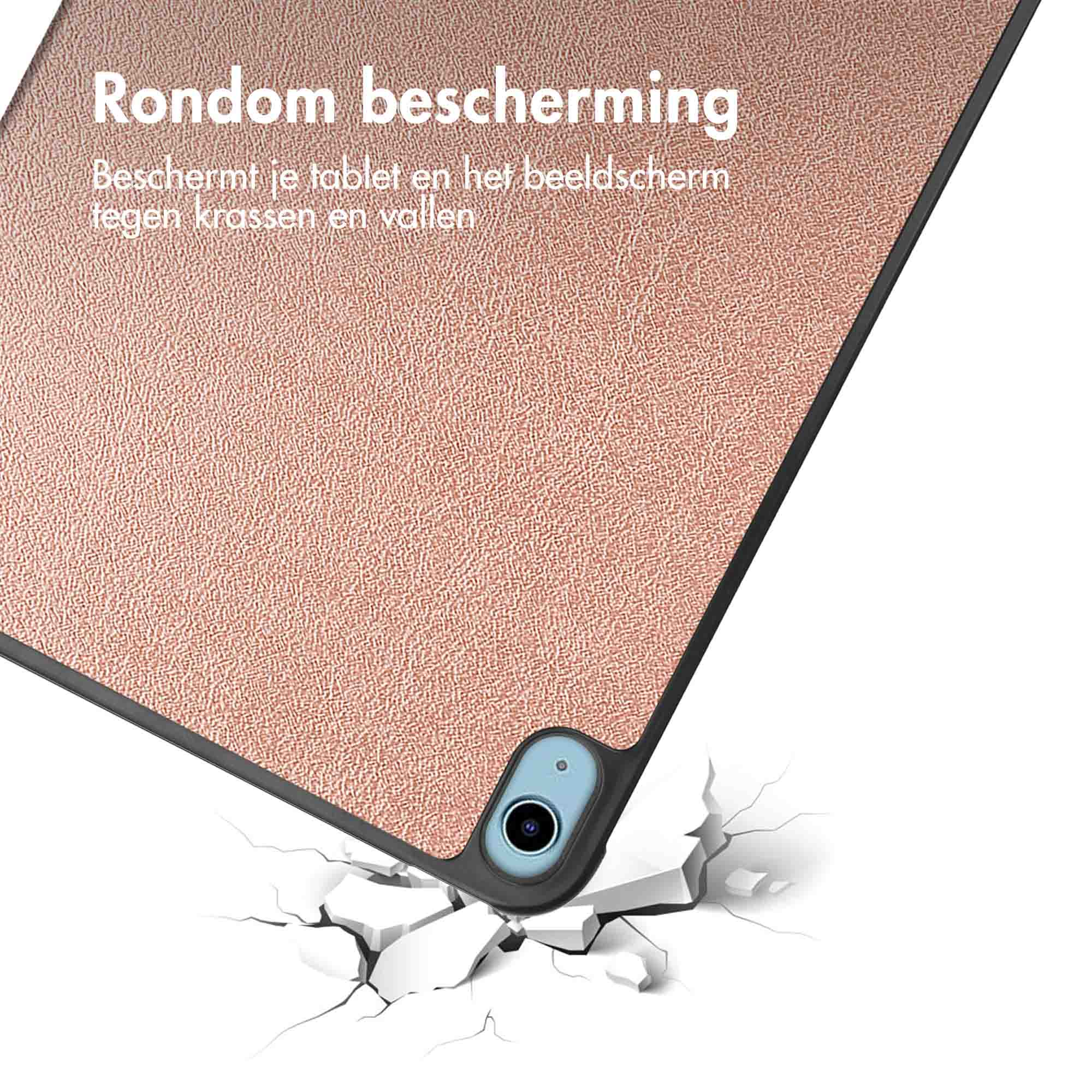 Rose goud tablet hoes met camera-uitsparing op gebarsten grond.