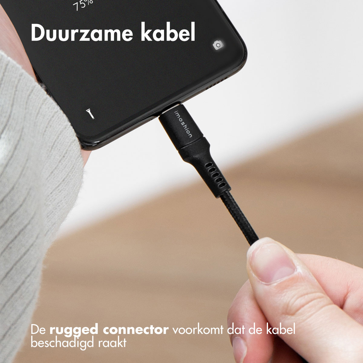 Gros plan sur un câble de chargement de téléphone. Texte : Le connecteur robuste évite les dommages.