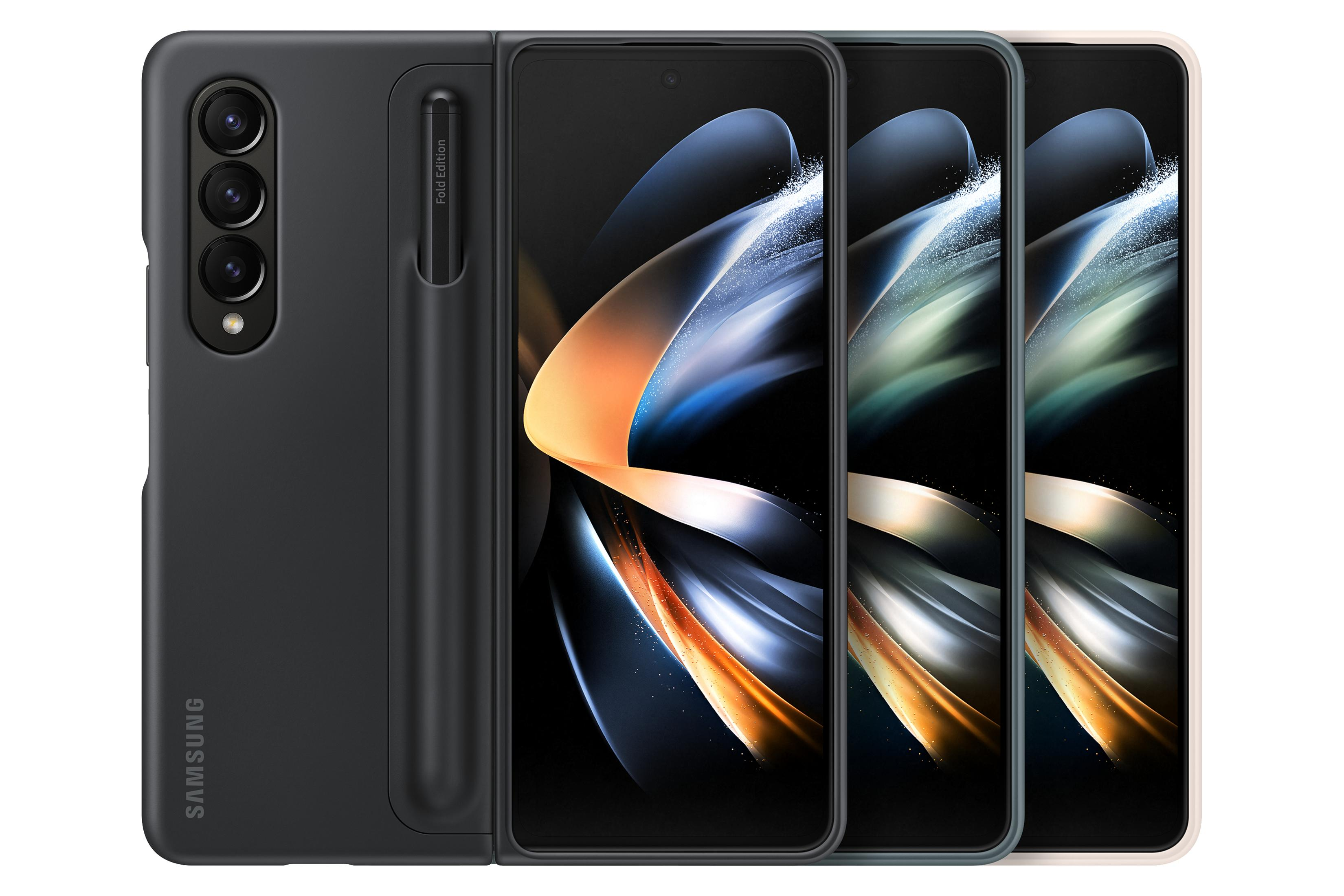 Tre smartphone, uno chiuso con penna, due aperti, che mostrano schermi diversi.