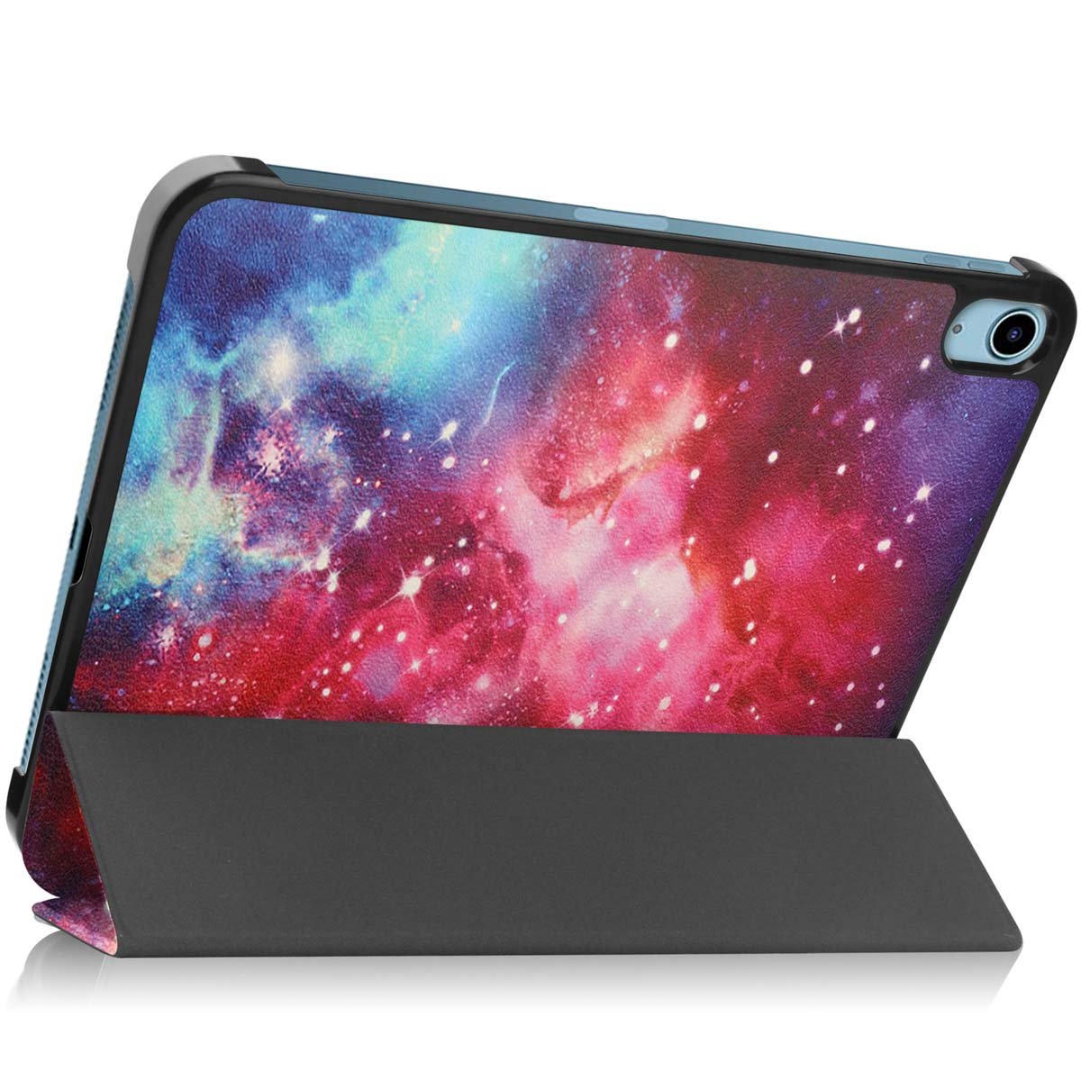 Une tablette avec une coque galaxie se tient sur un support noir.