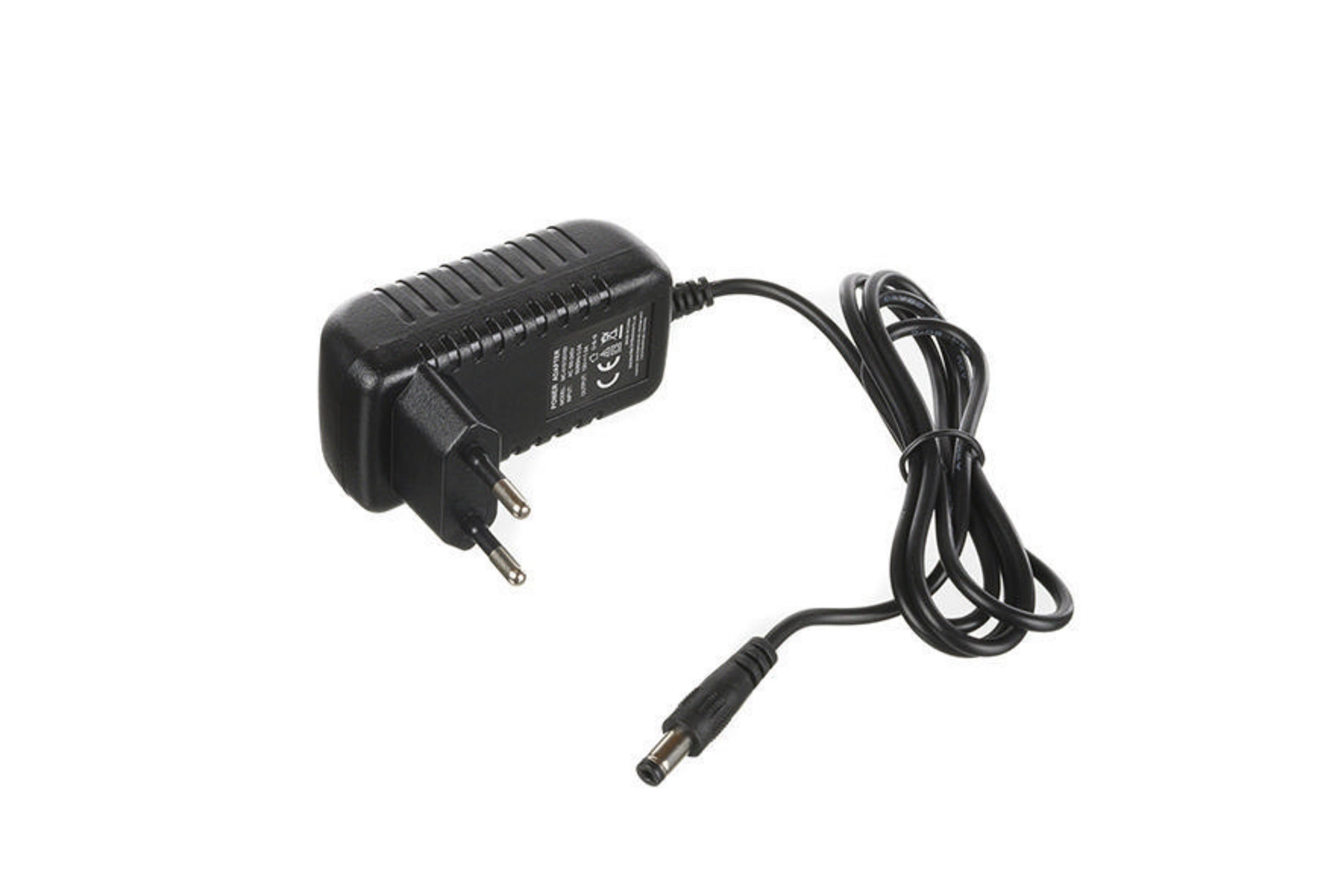 Schwarzes Netzteil mit Kabel. Weißer Hintergrund.