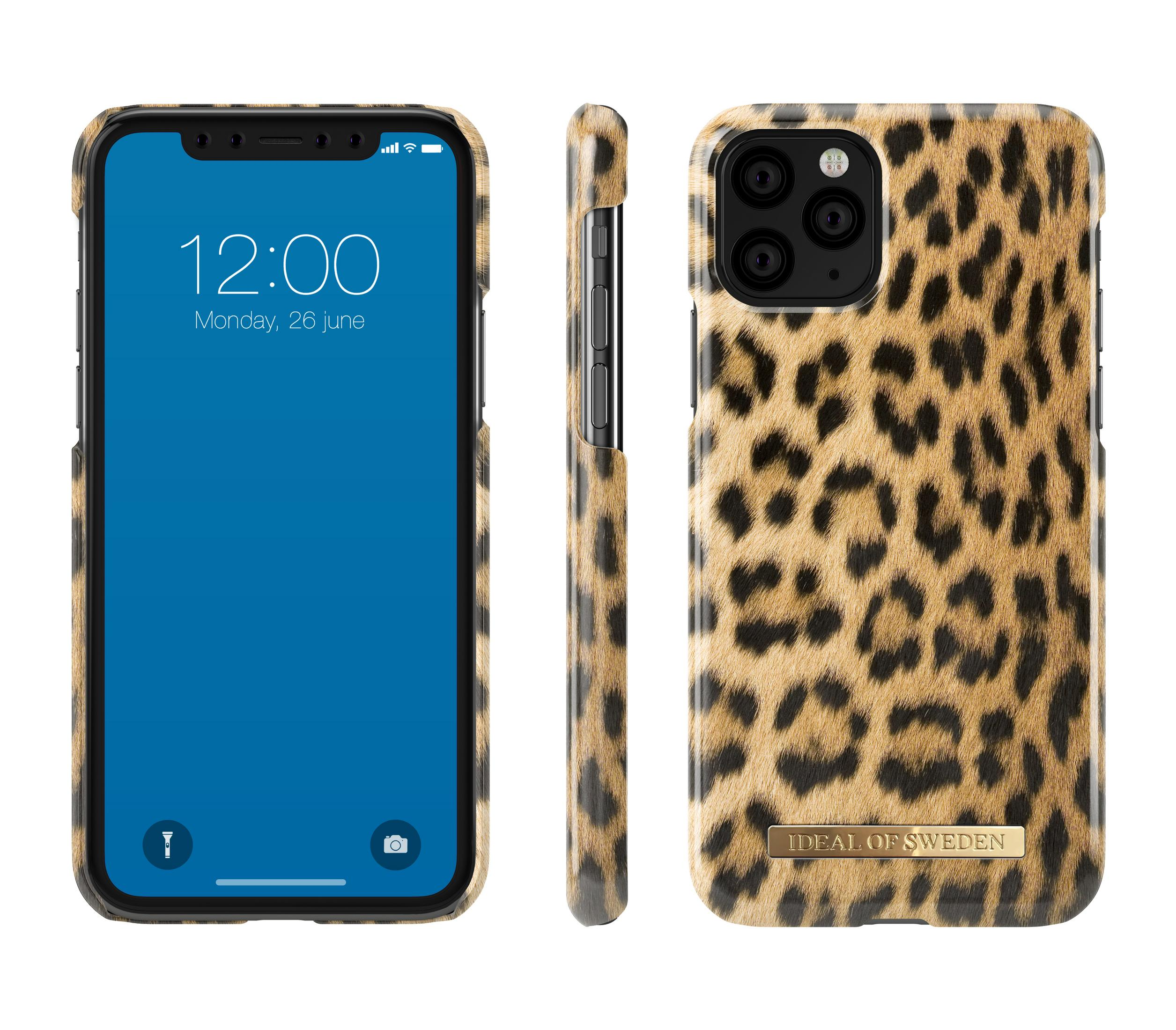 Tre viste di un telefono con custodia leopardata. Lo schermo mostra l'ora.