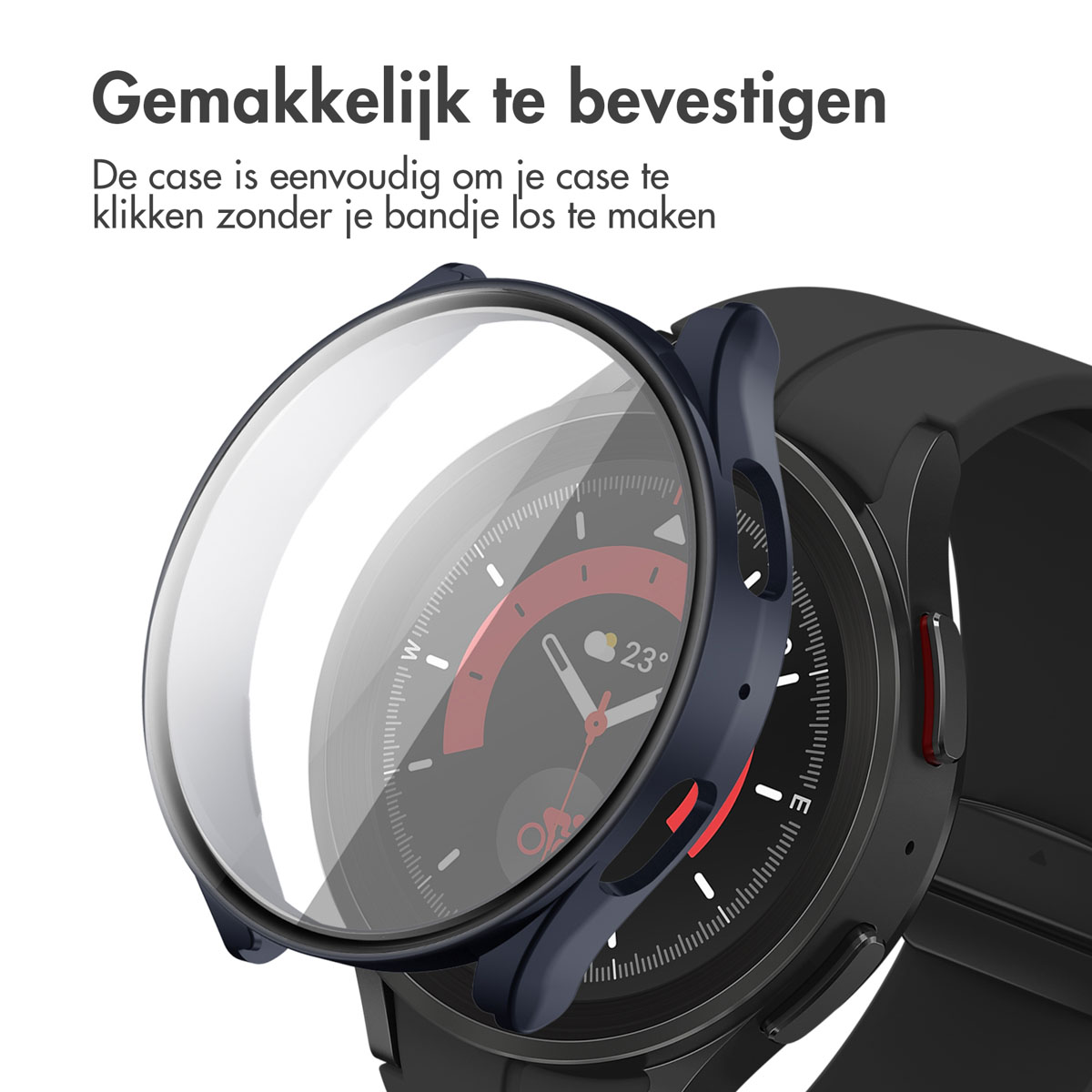 De smartwatch met blauwe behuizing wordt geïnstalleerd met een beschermhoes. De case is eenvoudig te installeren.