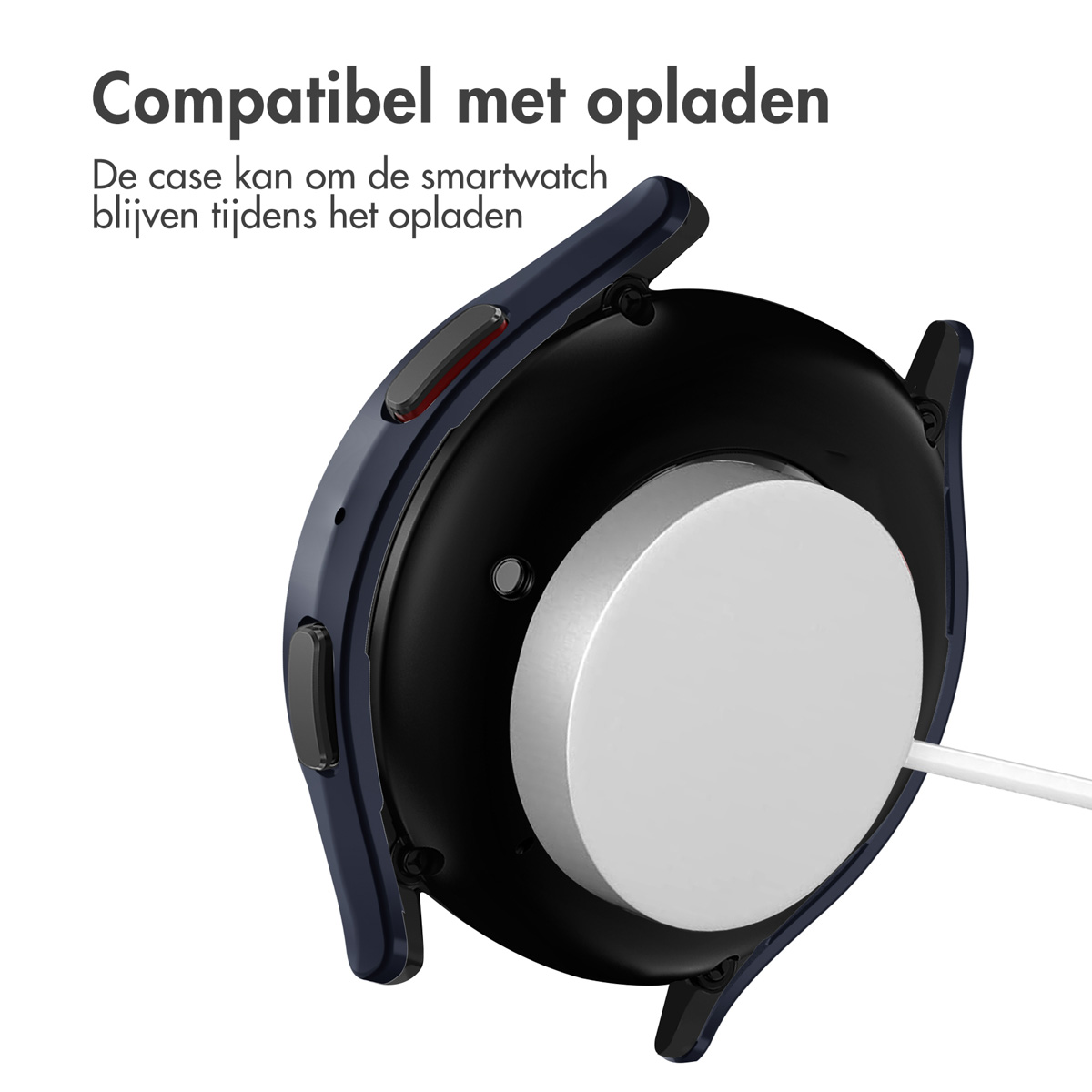 Een donkerblauwe horlogekast op een wit oplaadpad.