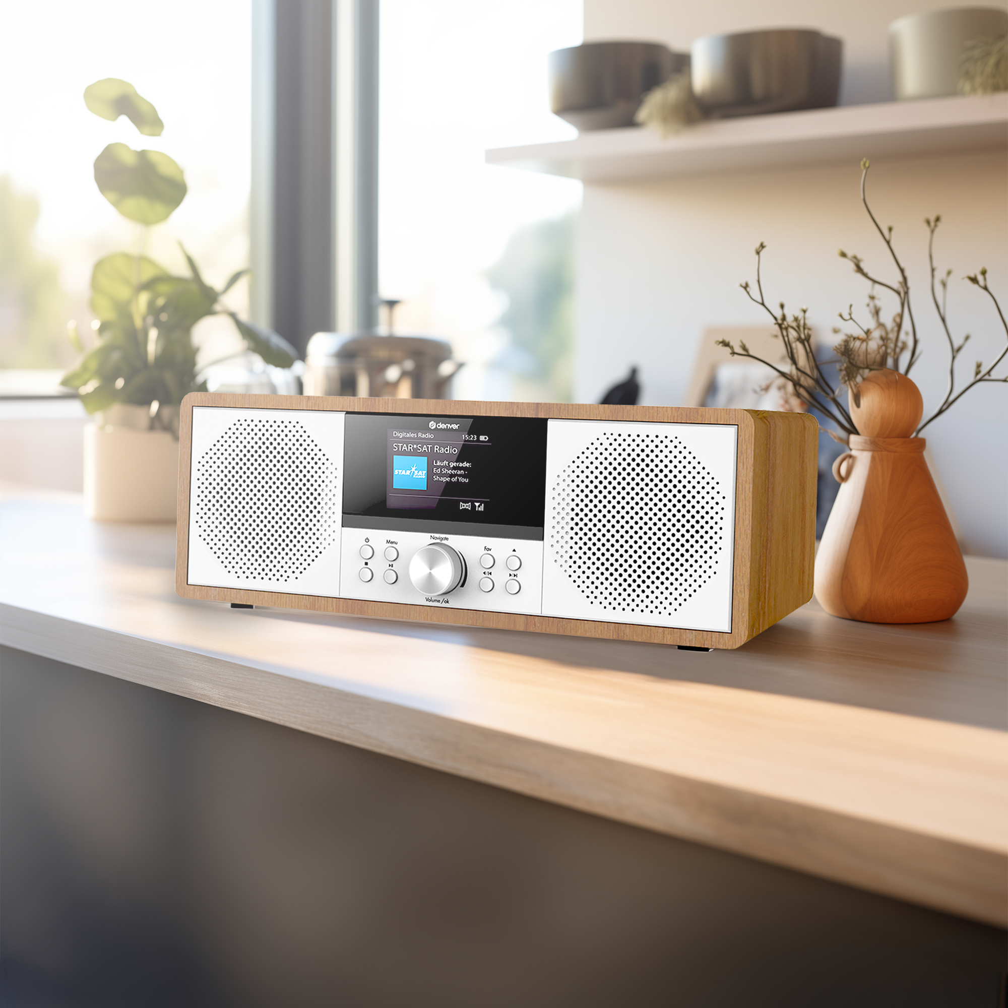 Drewniane radio z białymi osłonami głośników i wyświetlaczem cyfrowym, na drewnianym blacie.