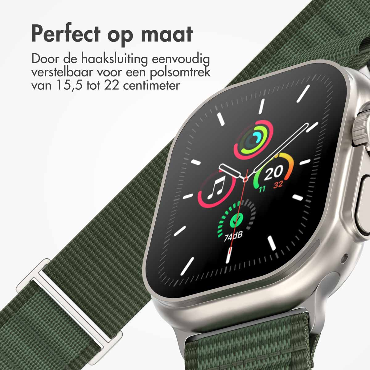 Close-up van een smartwatch met een olijfgroene band. Het scherm toont de tijd en app-iconen.