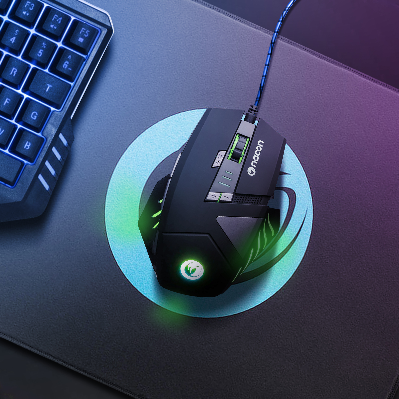 Czarna mysz gamingowa na podkładce. Mysz ma zielone akcenty i niebieski kabel.