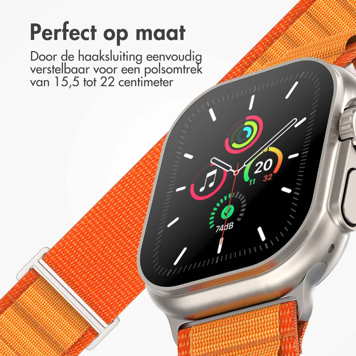 Close-up van een smartwatch met een oranje band. Het scherm toont de tijd en app-iconen.