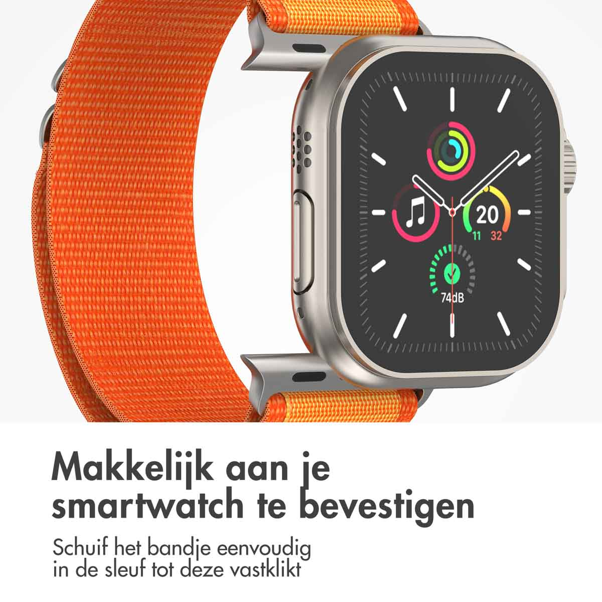 Oranje horlogeband bevestigd aan zilveren smartwatch, met tekst eronder. De wijzerplaat toont tijd en activiteitsgegevens.
