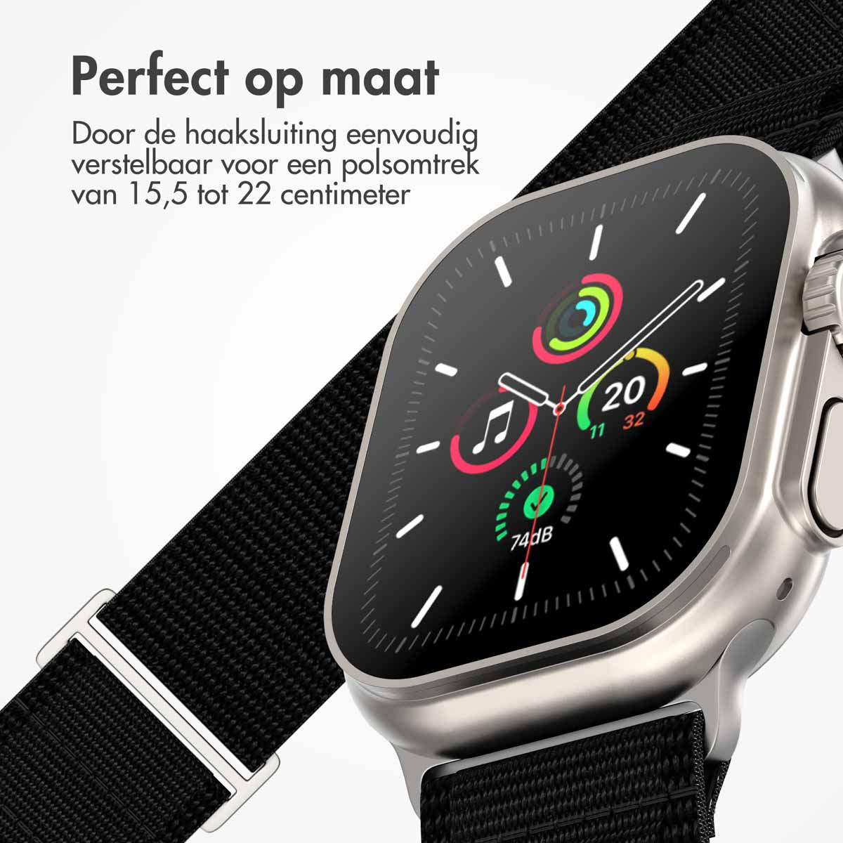 Close-up van een zilveren smartwatch met een zwarte horlogeband. De wijzerplaat toont tijd en activiteit.