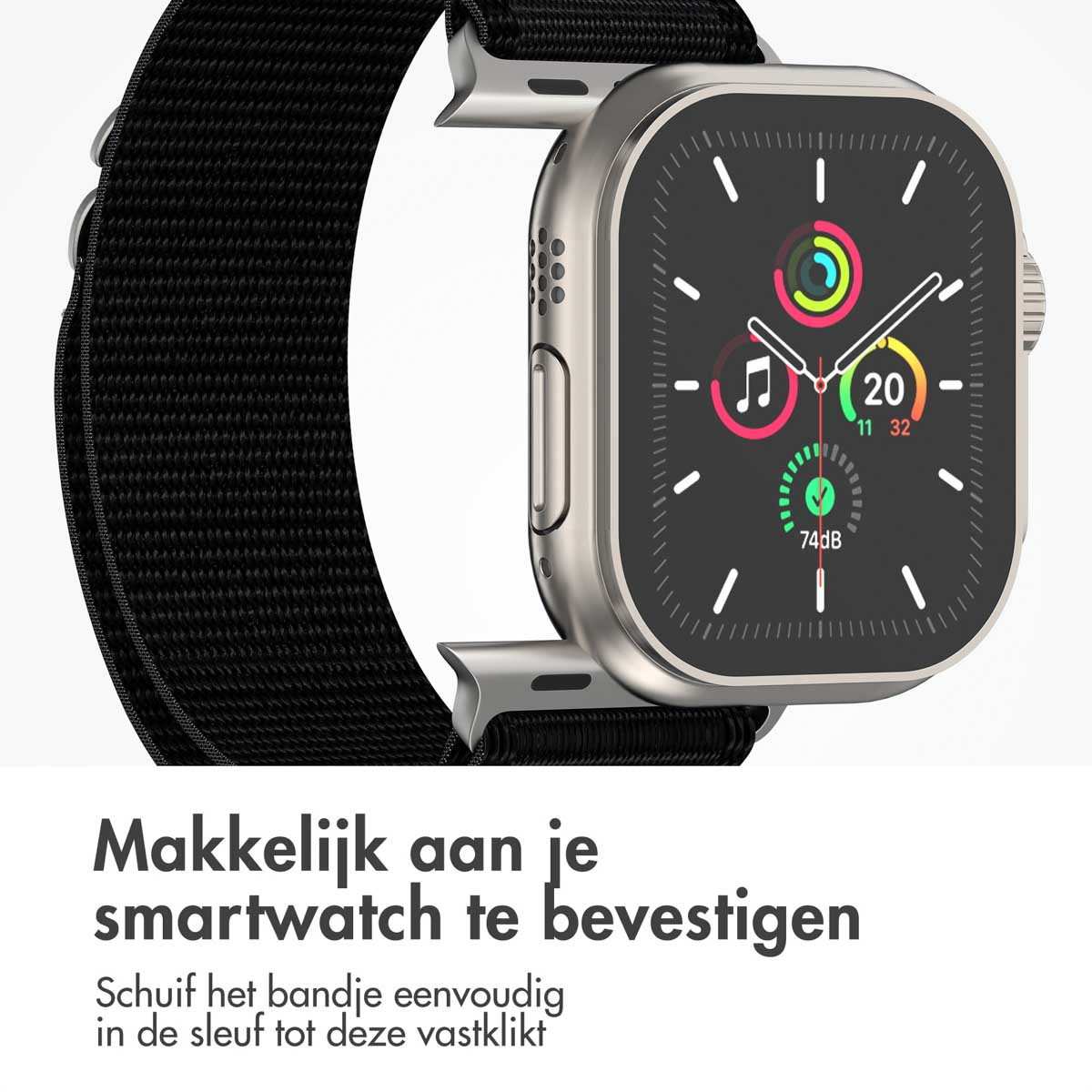 Zilveren smartwatch met zwarte horlogeband. De wijzerplaat toont tijd en activiteit. Tekst eronder.