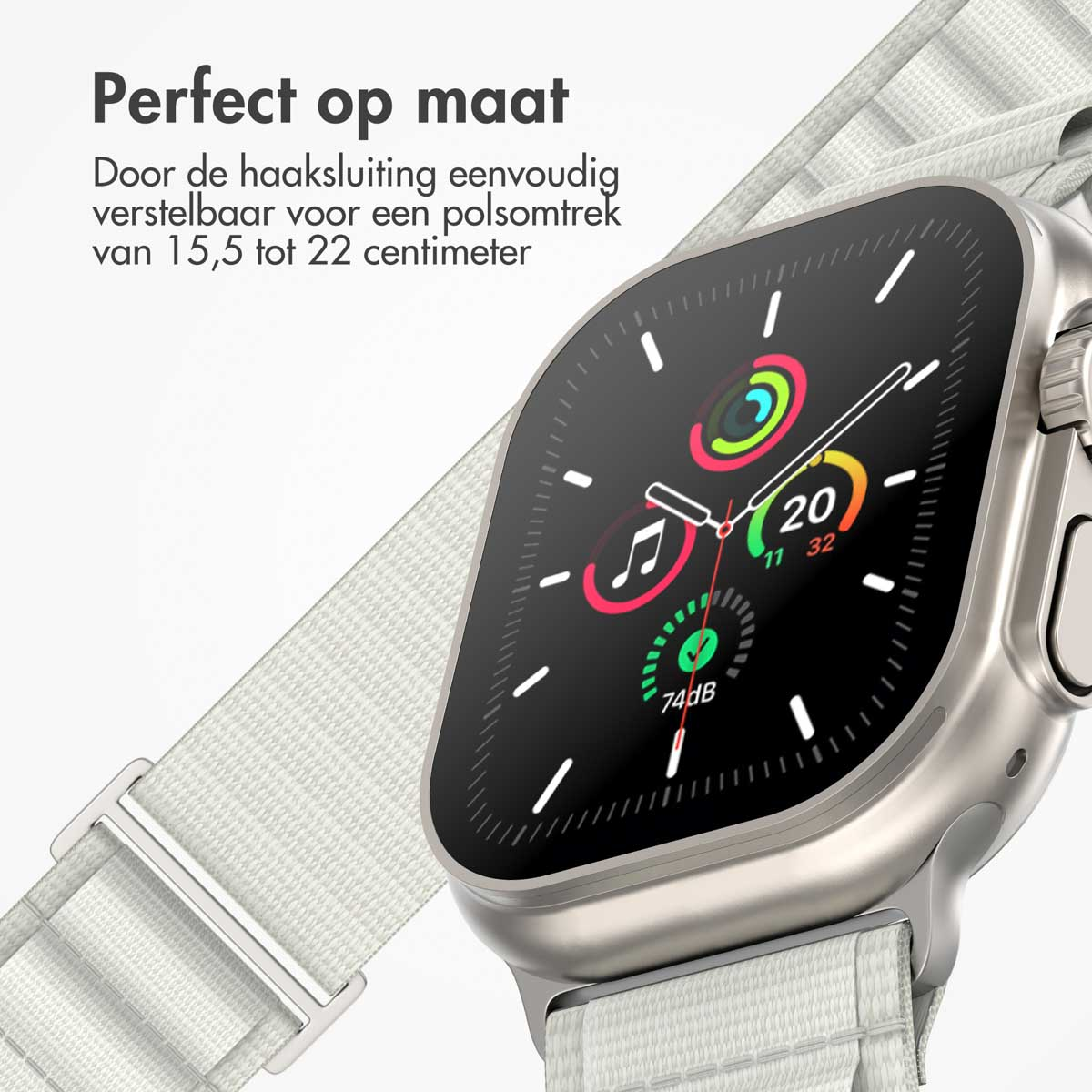 Close-up van een zilveren smartwatch met een witte horlogeband. De wijzerplaat toont tijd en activiteit.