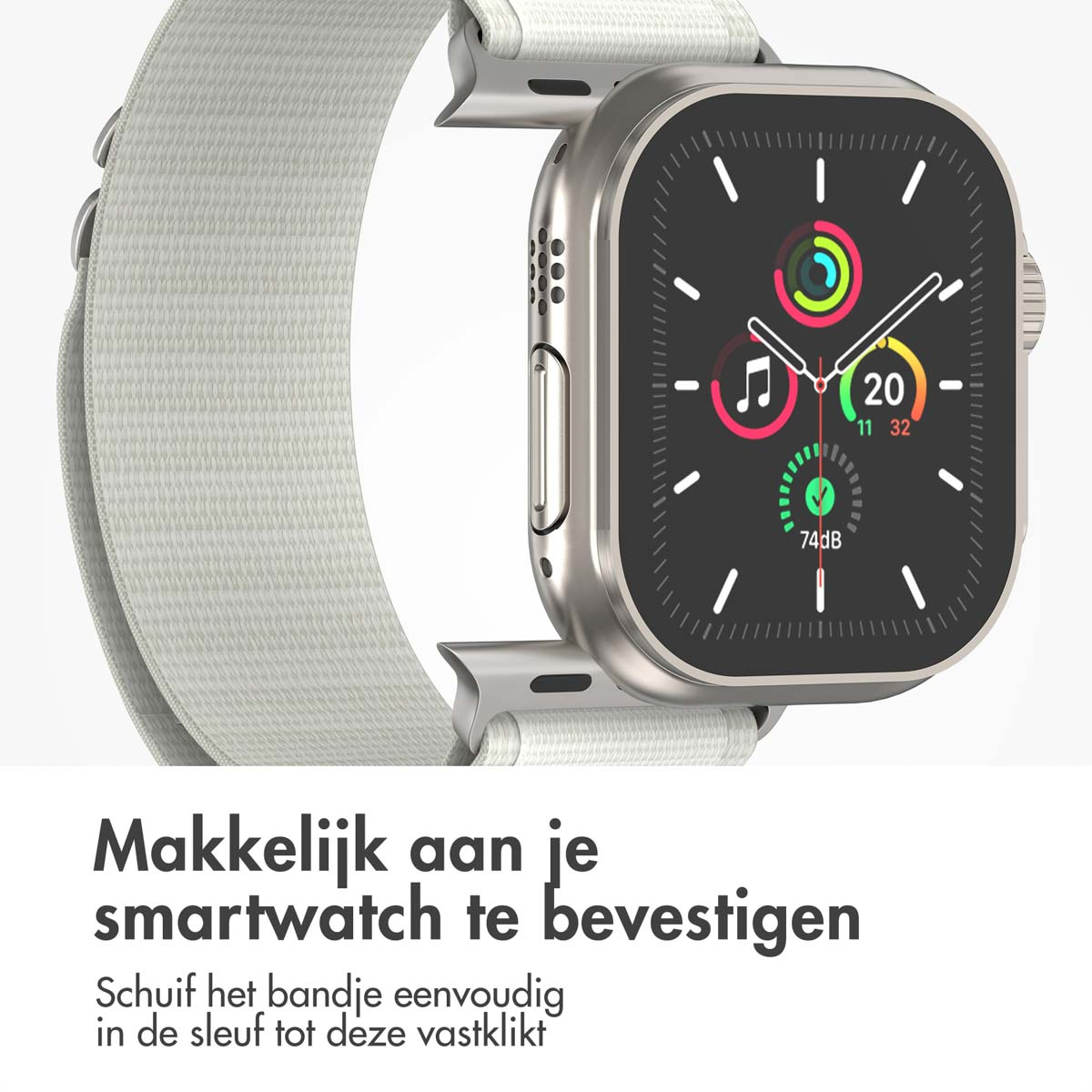 Zilveren smartwatch met witte horlogeband. De wijzerplaat toont tijd en activiteit. Tekst eronder.