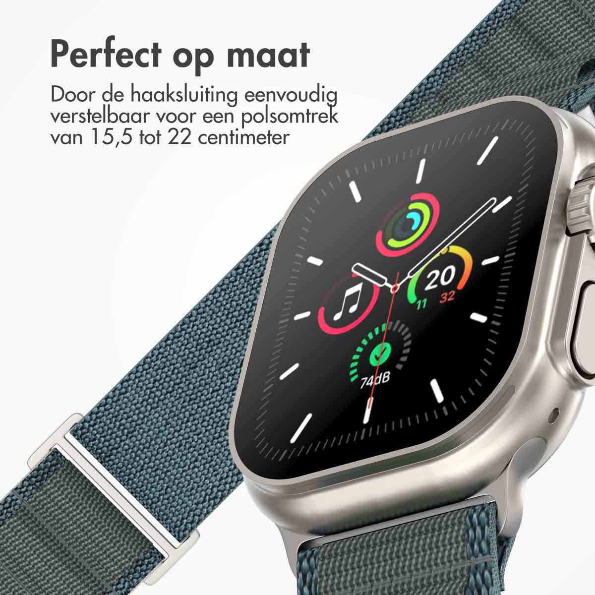 Close-up van een zilveren smartwatch met een blauwe horlogeband. De wijzerplaat toont tijd en activiteit.