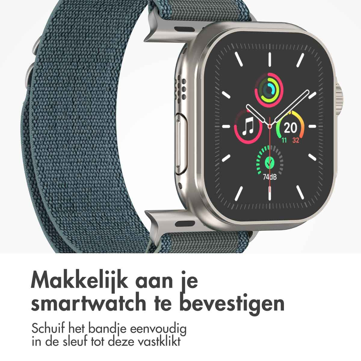 Zilveren smartwatch met blauwe horlogeband. De wijzerplaat toont tijd en activiteit. Tekst eronder.