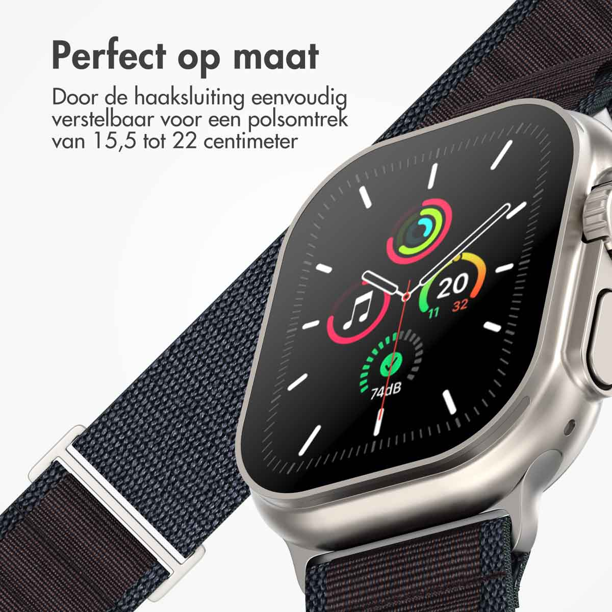 Een close-up van een smartwatch met een marineblauwe band. Het horloge toont de tijd.