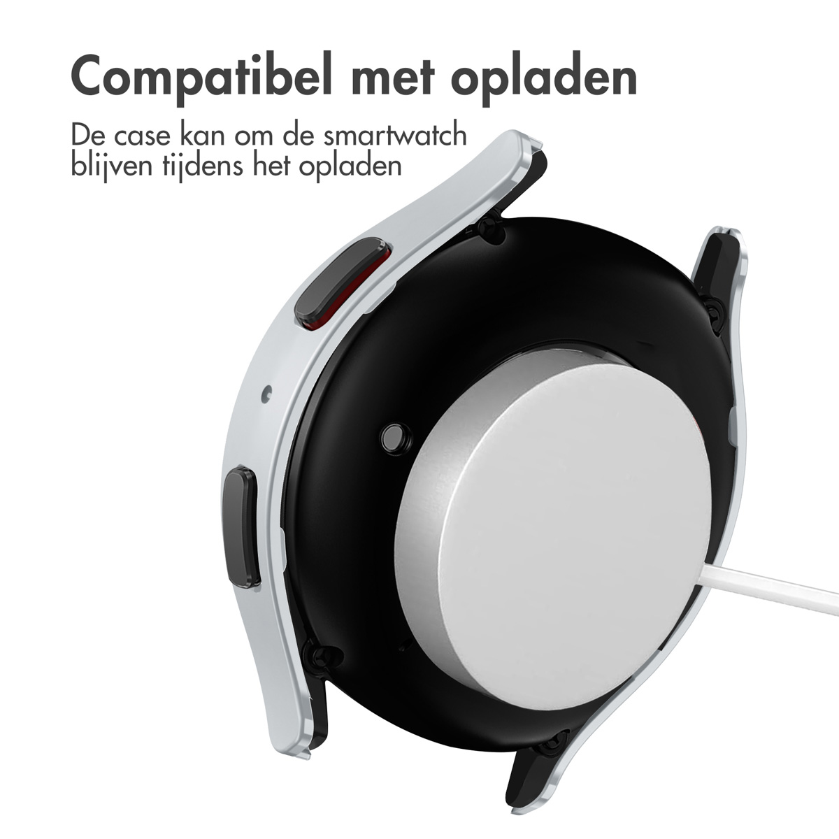 Een zilveren smartwatch hoesje met zwarte achterkant, rustend op een lader.