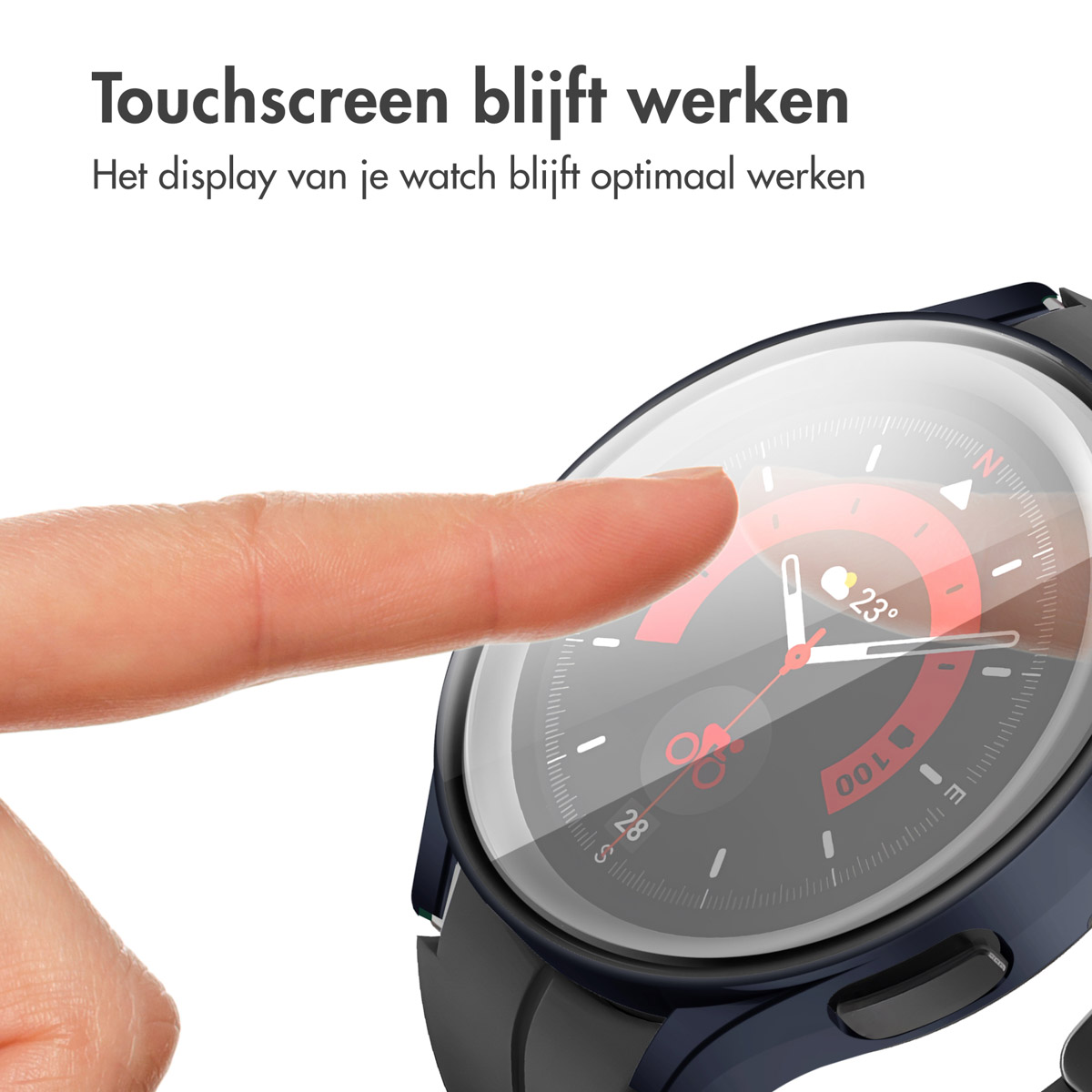 Een vinger raakt een horlogescherm aan. Het horloge toont tijd en temperatuur.