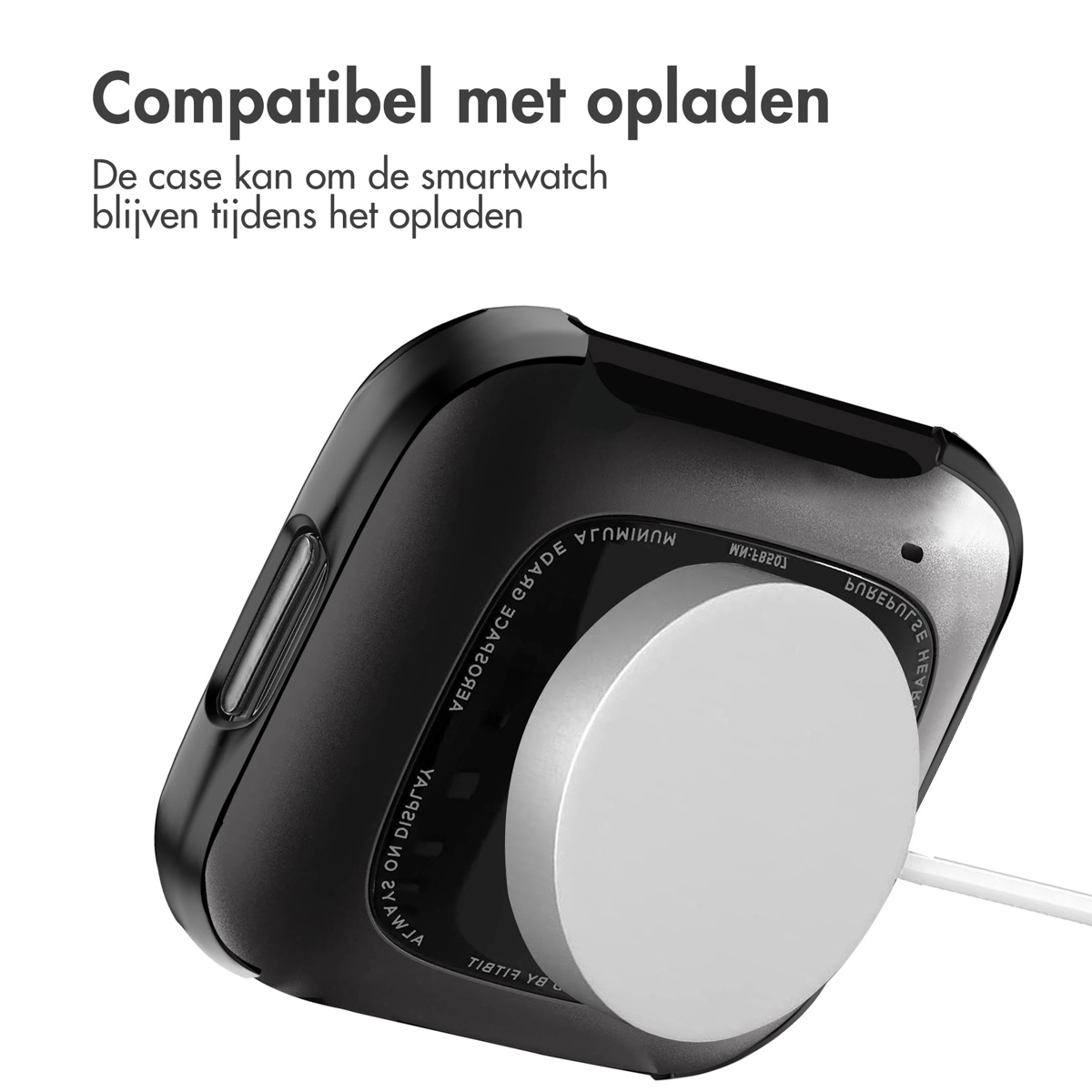 Zwarte smartwatch in zwarte hoes op witte oplader. De hoes maakt opladen zonder verwijderen mogelijk.