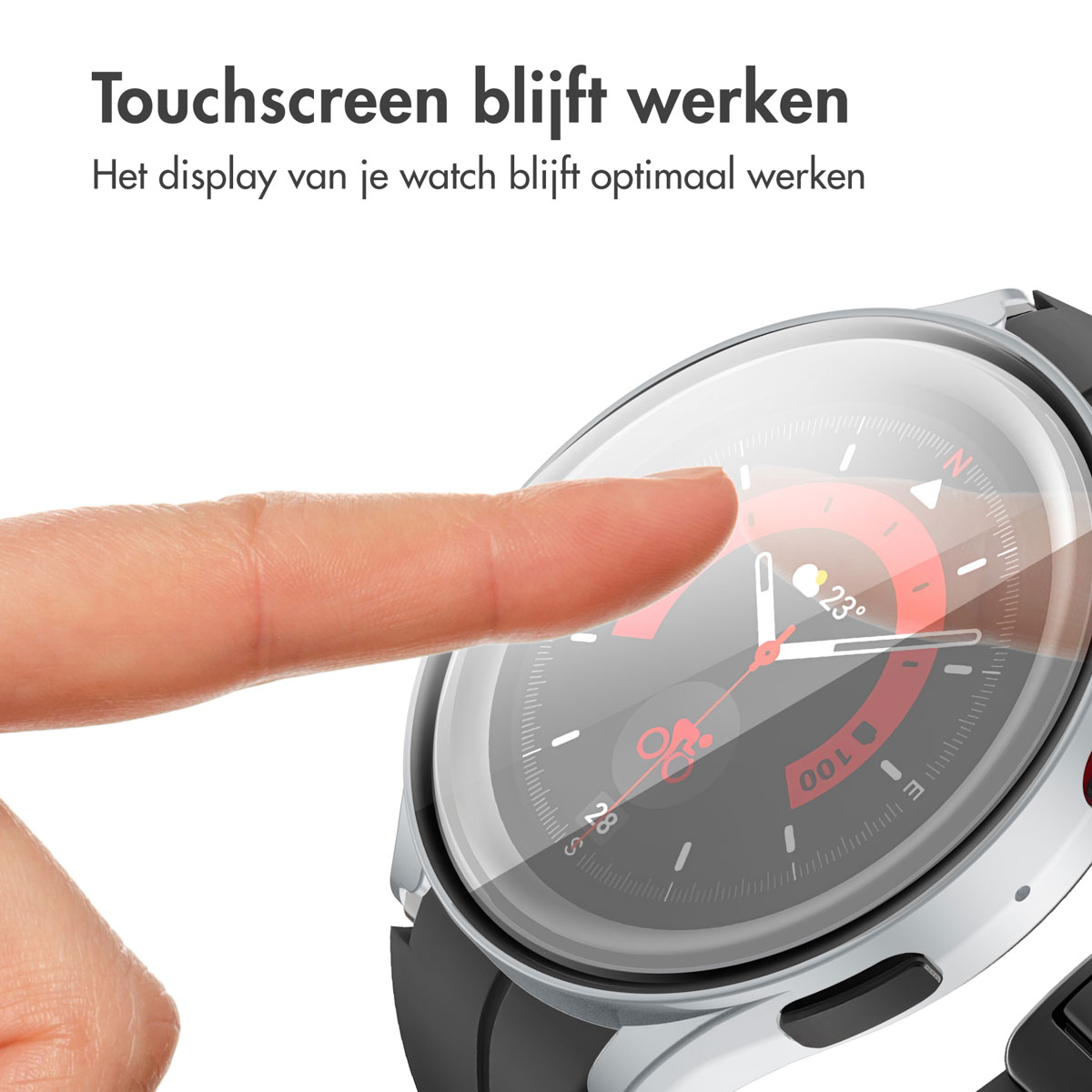 Hand die een smartwatch aanraakt met een heldere schermbeschermer.