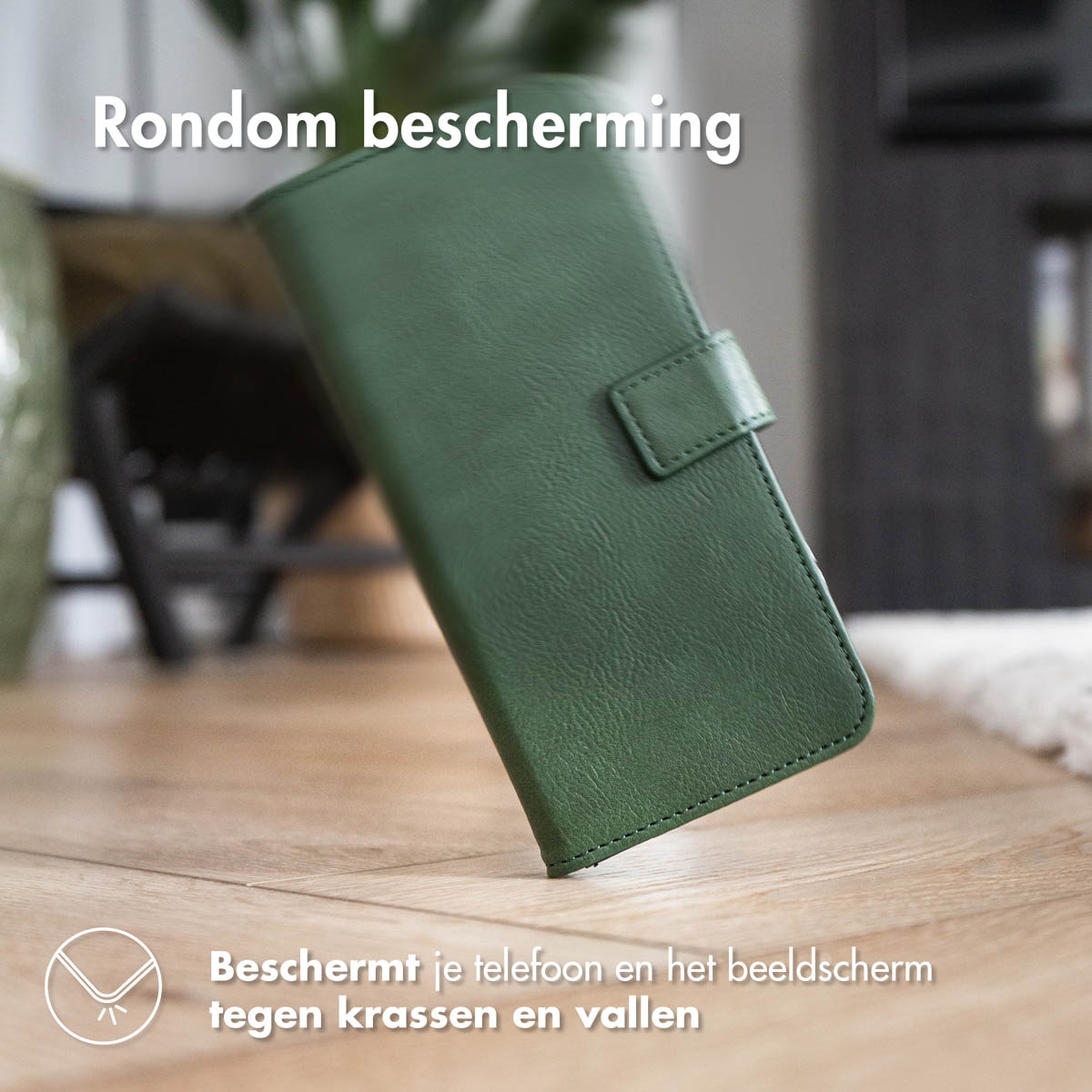 Groen telefoonhoesje met flip cover, op houten oppervlak, tekst over bescherming.