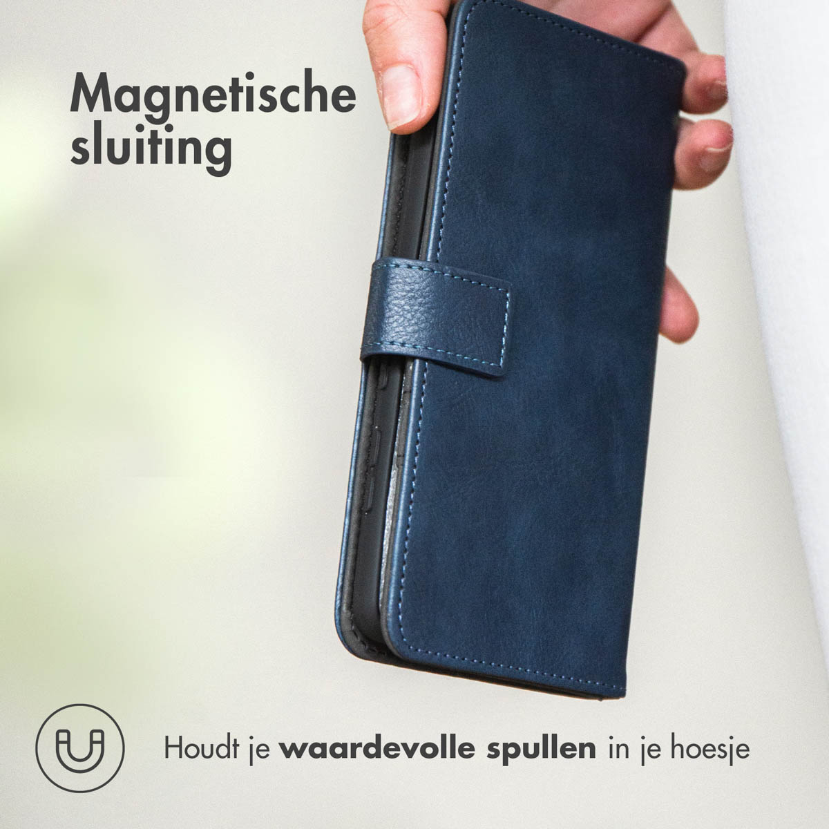 Hand die een gesloten blauwe telefoonhoes vasthoudt met magnetische sluiting. Tekst: Magnetische sluiting.