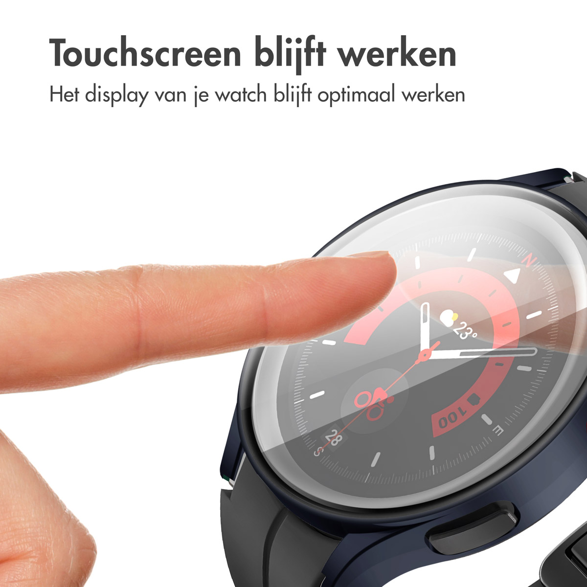 Een vinger raakt een horlogescherm aan. Het horloge toont tijd en temperatuur.