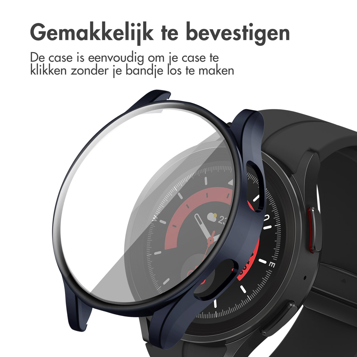 Zwarte smartwatch met een donkerblauwe beschermhoes die wordt bevestigd. De hoes heeft een heldere schermbeschermer.