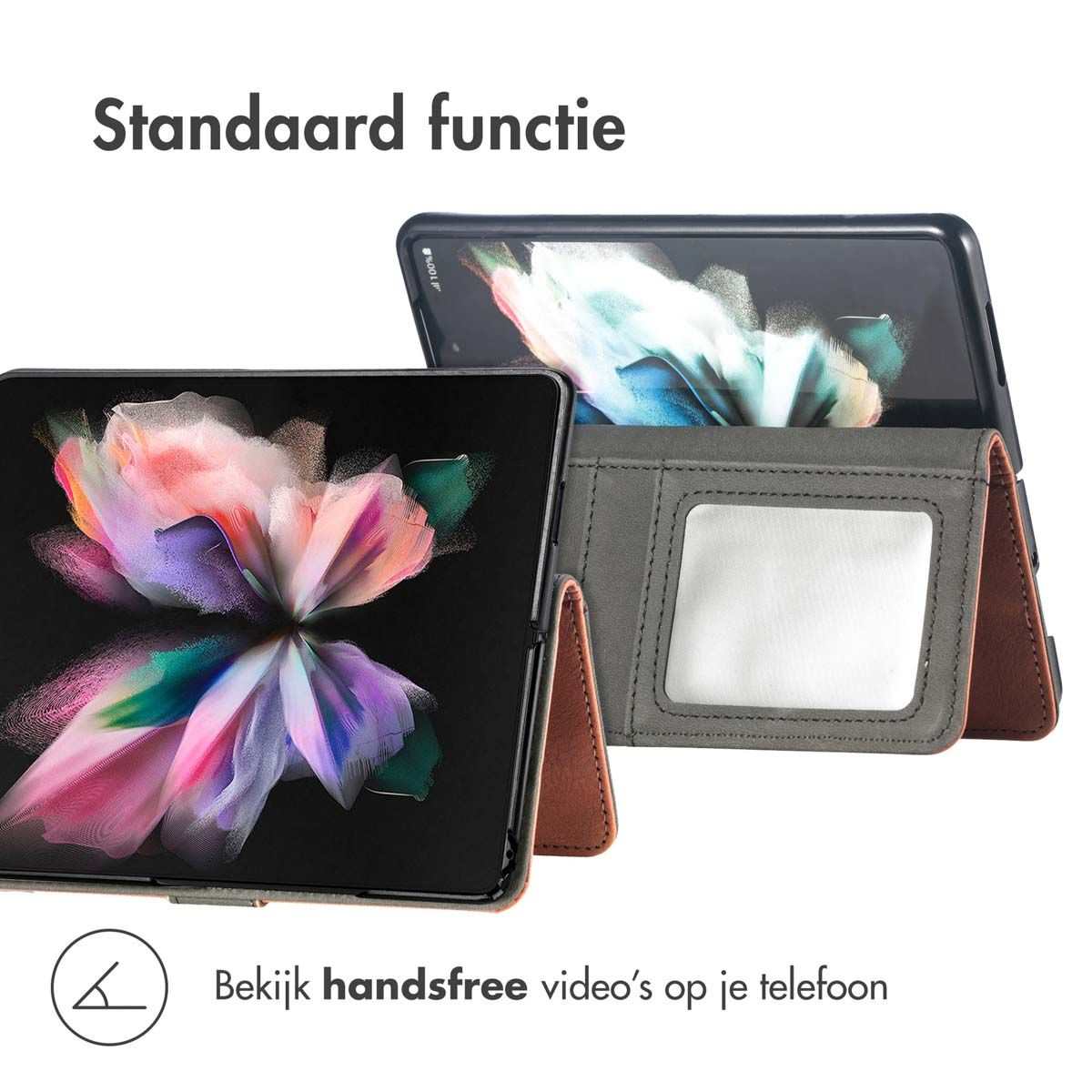Een open smartphone ligt in een bruine en grijze hoes die als standaard dient.