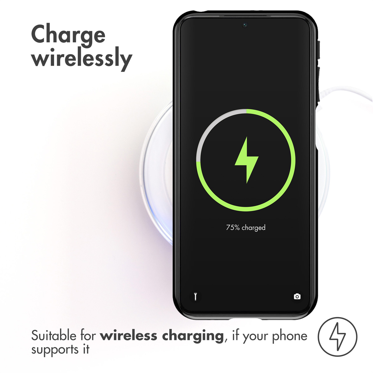 Een zwarte telefoon op een draadloze oplader, scherm toont 75% opgeladen.