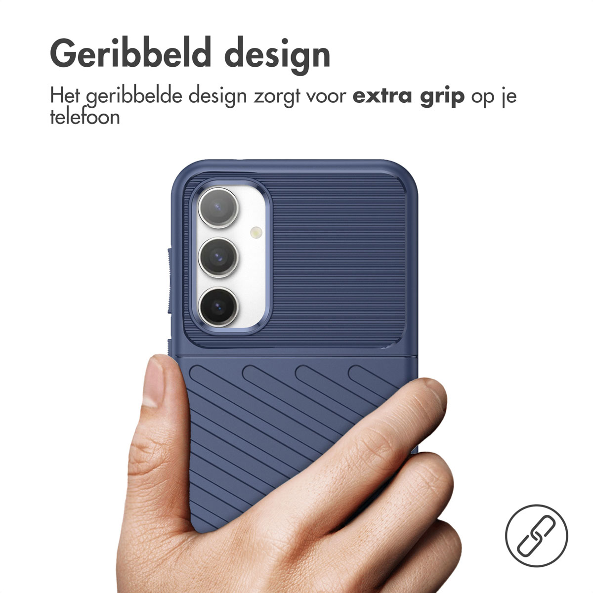 Une main tenant une coque de téléphone bleu marine avec un design côtelé.