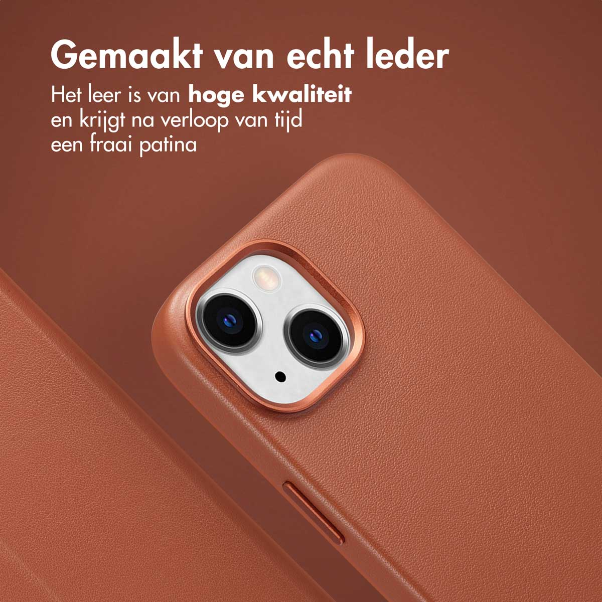 Close-up van een bruine leren telefoonhoes met cameralenzen. Tekst in het Nederlands: van echt leer, hoge kwaliteit.